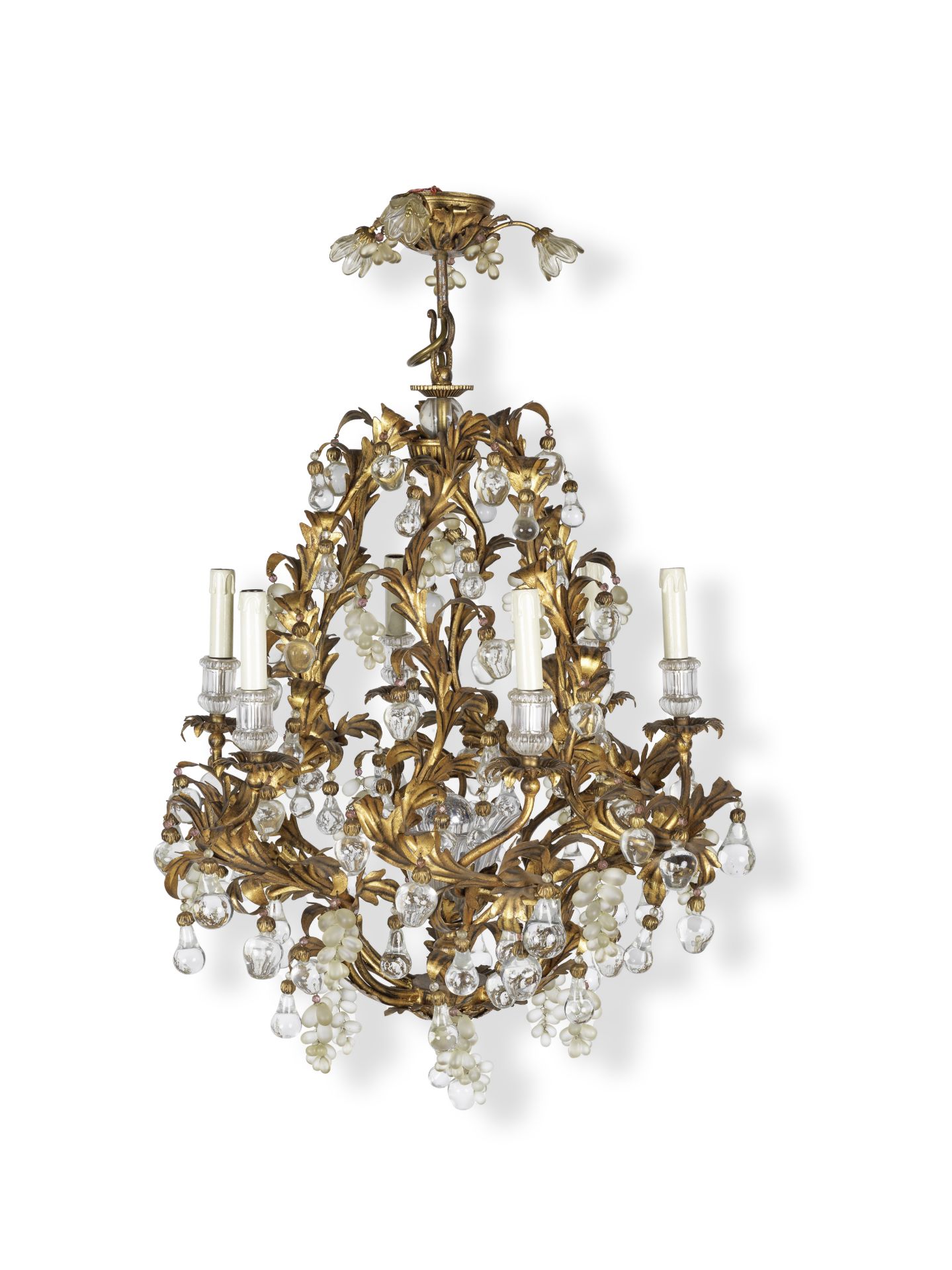 Lustre de style Louis XV &#224; six bras de lumi&#232;res en t&#244;le dor&#233;e, XXe si&#232;cle