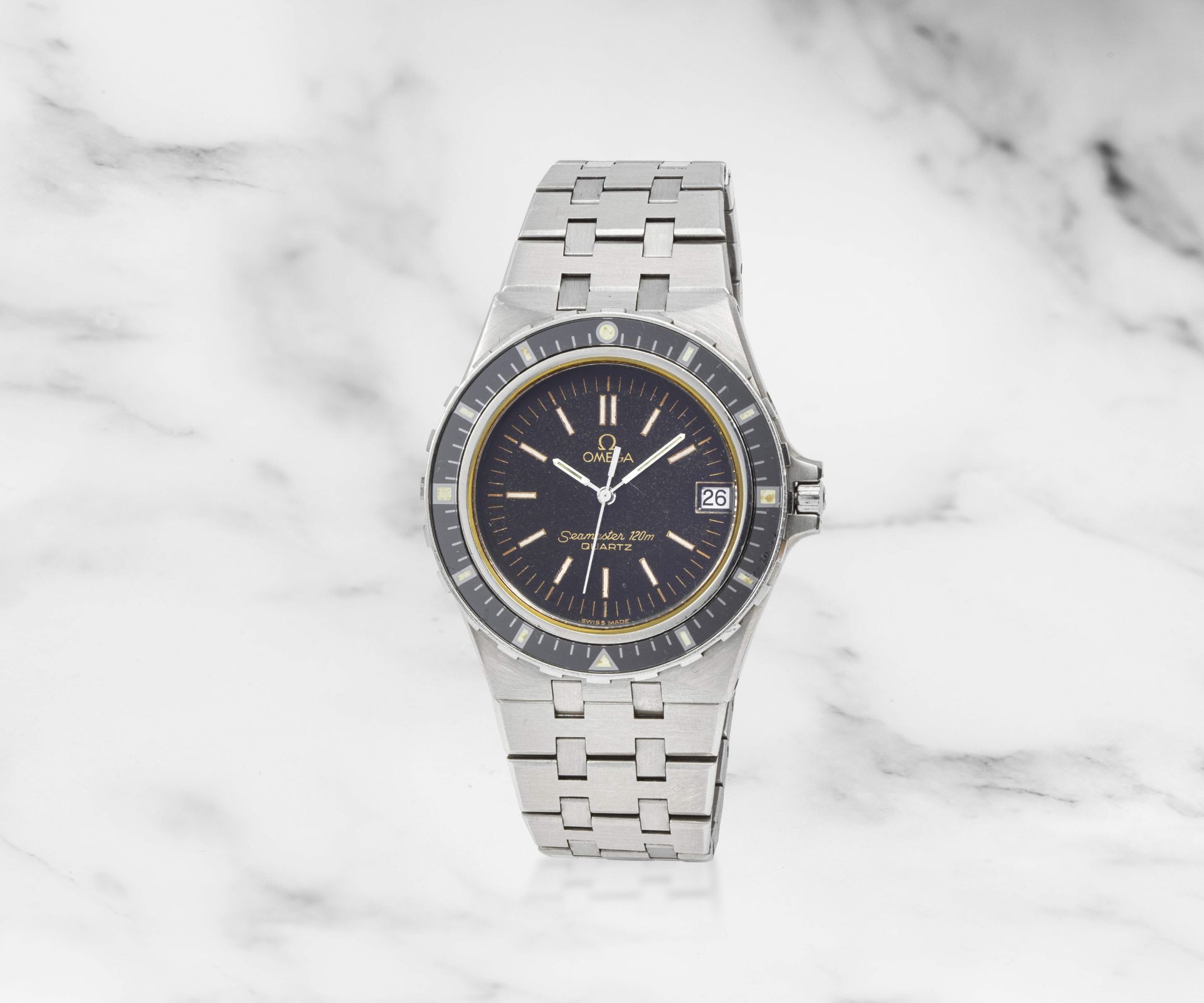 Omega. Montre bracelet en acier avec date mouvement quartz Omega. A stainless steel quartz calen...