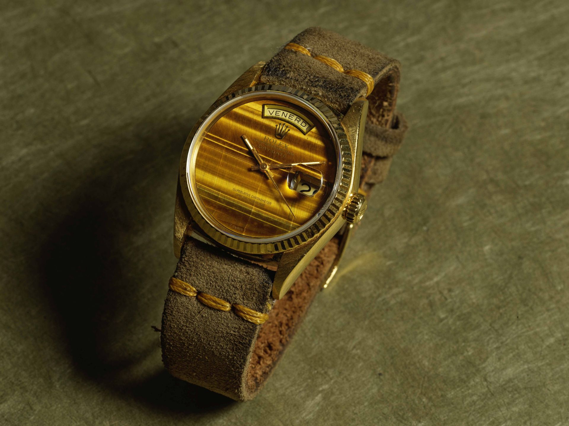 Rolex. Rare montre bracelet en or jaune 18K (750) avec jour et date cadran 'Oeil de Tigre' mouve... - Image 3 of 3