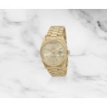 Rolex. Montre bracelet en or jaune 18K (750) avec jour et date mouvement automatique Rolex. An 1...