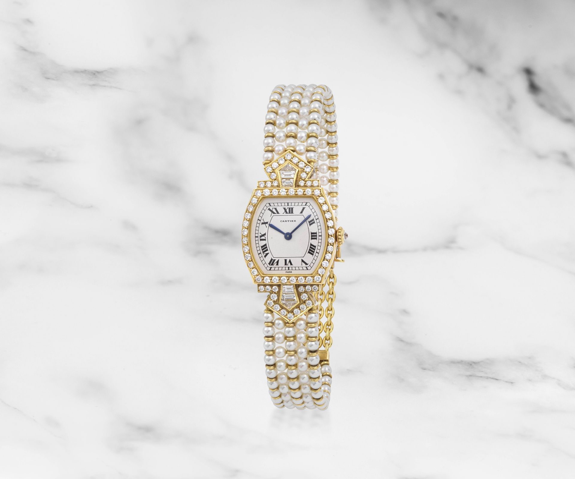Cartier. Rare et belle montre de dame en or jaune 18K (750) sertie de diamants et bracelet en pe...