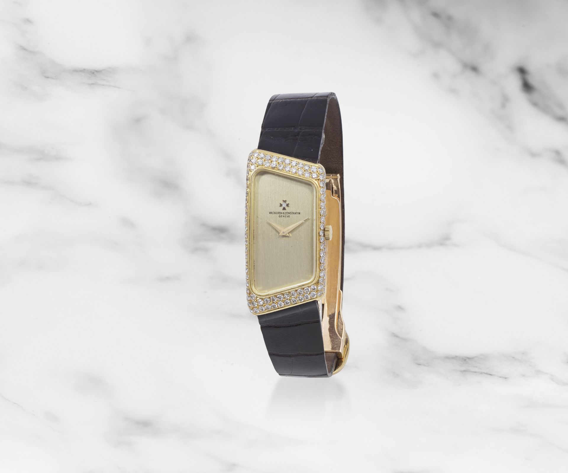 Vacheron & Constantin. Montre bracelet de dame asym&#233;trique en or jaune 18K (750) sertie de ...