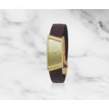 Vacheron & Constantin. Montre bracelet en or jaune 18K (750) de forme asym&#233;trique mouvement...