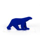 Yves KLEIN (1928-1962) L'OURS POMPON, 2022 Epreuve pigments IKB sur r&#233;sine sous une cloche ...