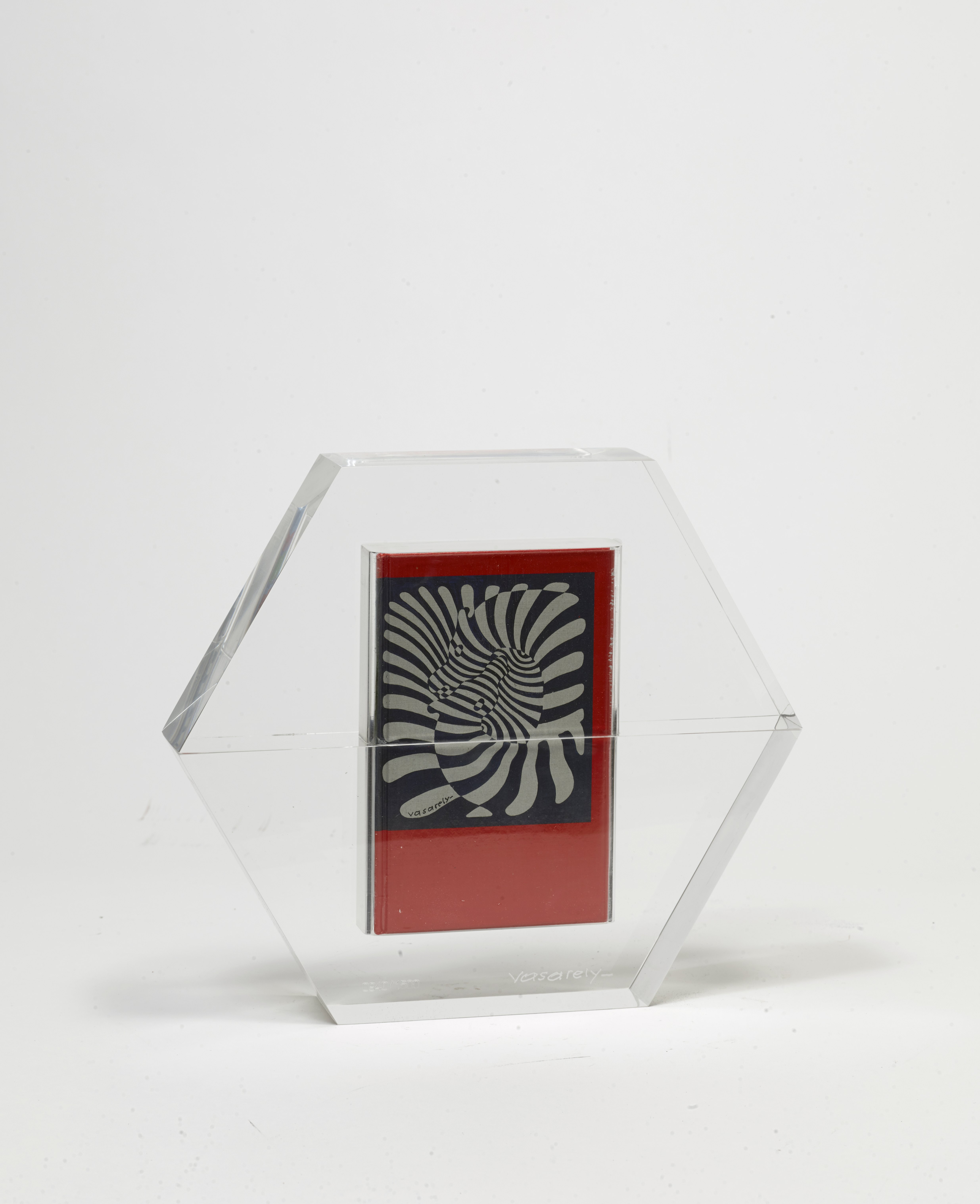 Victor VASARELY (1906-1997) HEXAGONE, 1988 Sculpture de plexiglas contenant quatre ouvrages sou...