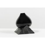 ERIK OLOVSSON (1982-) Mod. Small Pyramid, s&#233;rie Indefinite vasesVaseMarbre et verre teint...