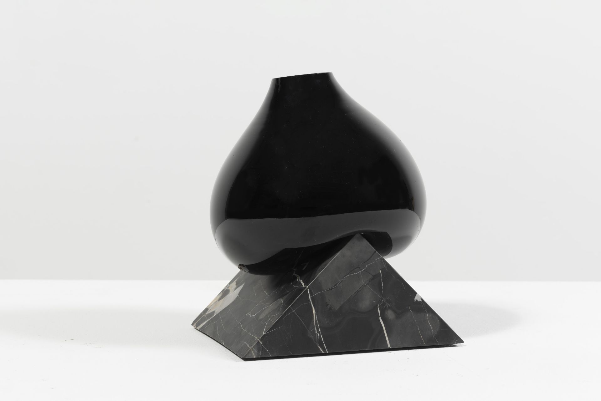 ERIK OLOVSSON (1982-) Mod. Small Pyramid, s&#233;rie Indefinite vasesVaseMarbre et verre teint...