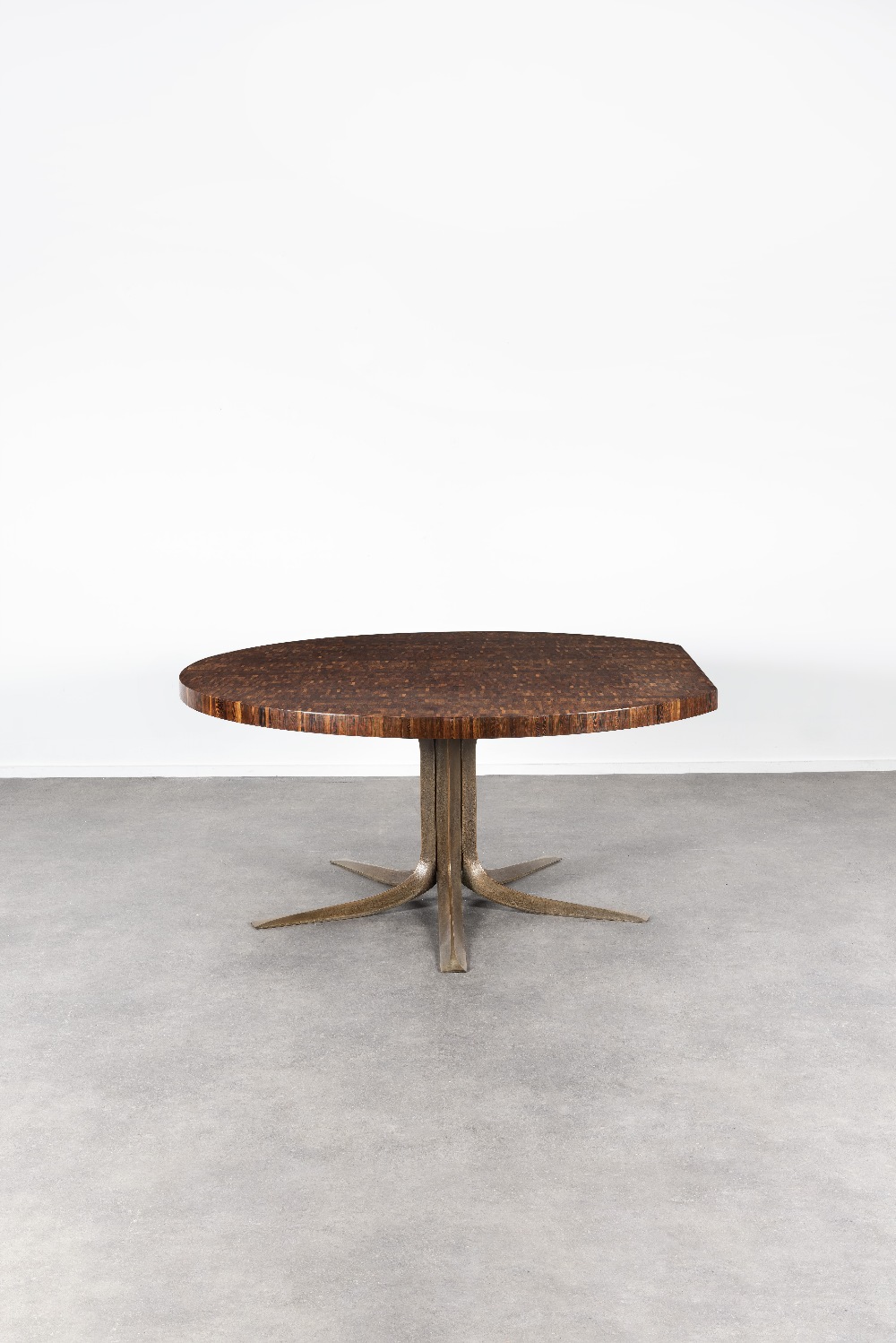 JULES WABBES (1919-1974) Table &#224; pan coup&#233;Plateau en bois debout -weng&#233;- &#224; u...