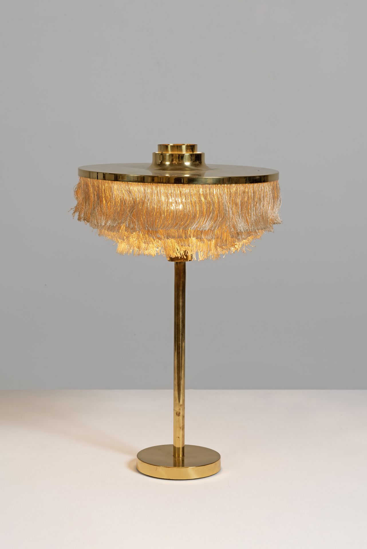 HANS AGNE JAKOBSSON (1919-2009) Mod. n&#176; B138Lampe &#224; poserStructure en laiton, diffuse...