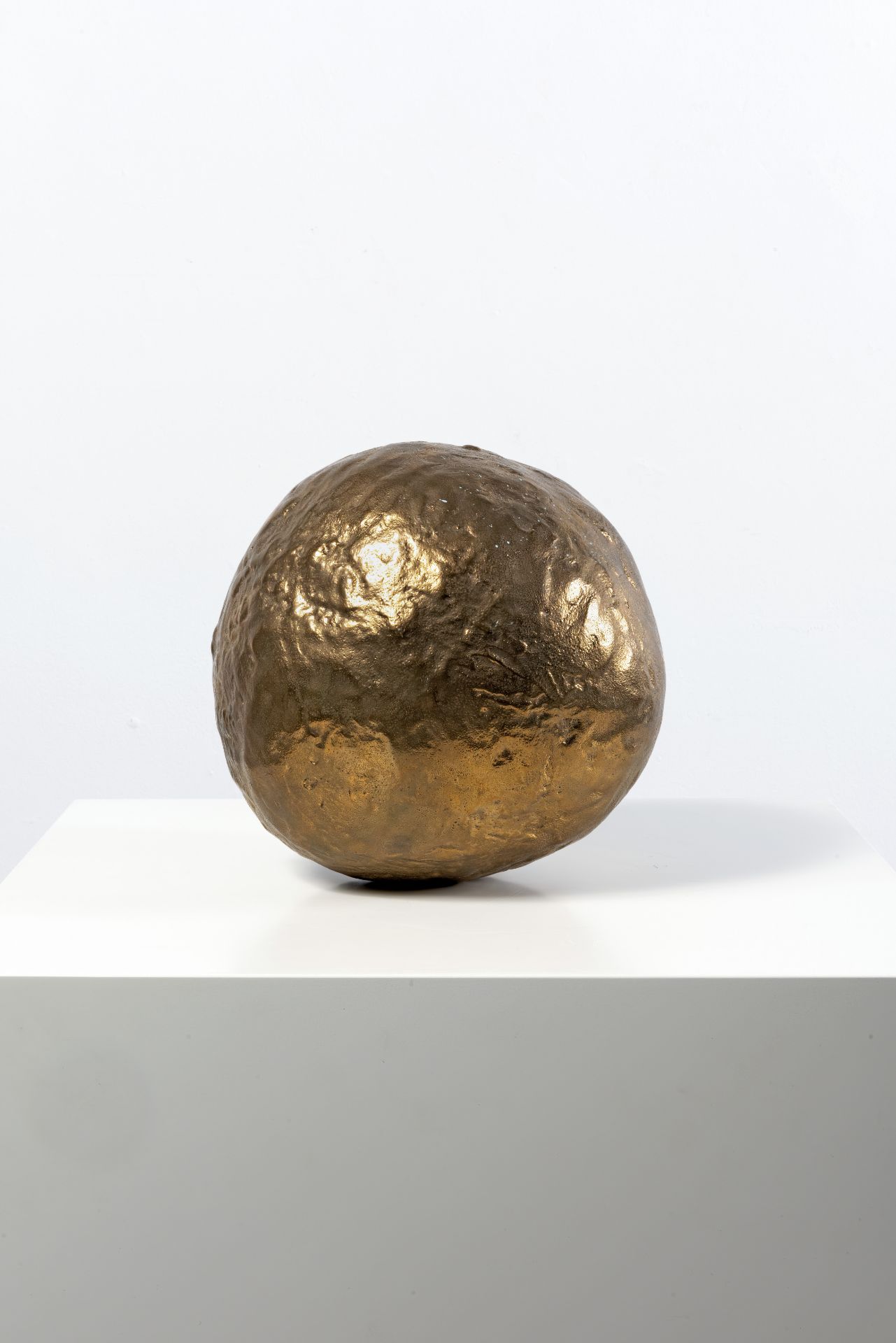 ADO CHALE (1928-) Sph&#232;re - sculptureBronze.Sphere - sculptuurBrons.Sphere - sculptureBronze...