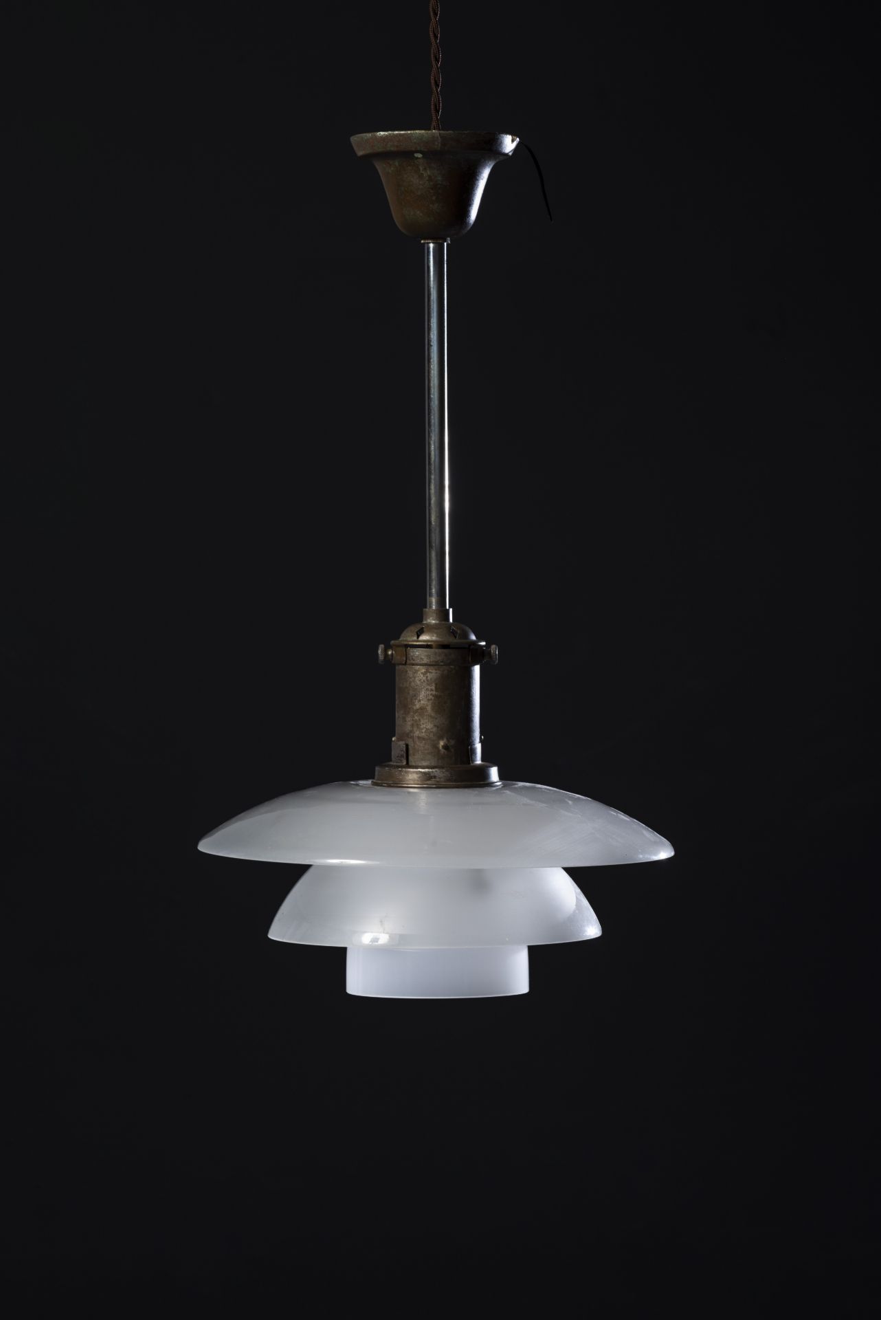 POUL HENNINGSEN (1894-1967) Mod. PH 3/3 SuspensionVerre d&#233;poli et laiton.HanglampMatglas en...