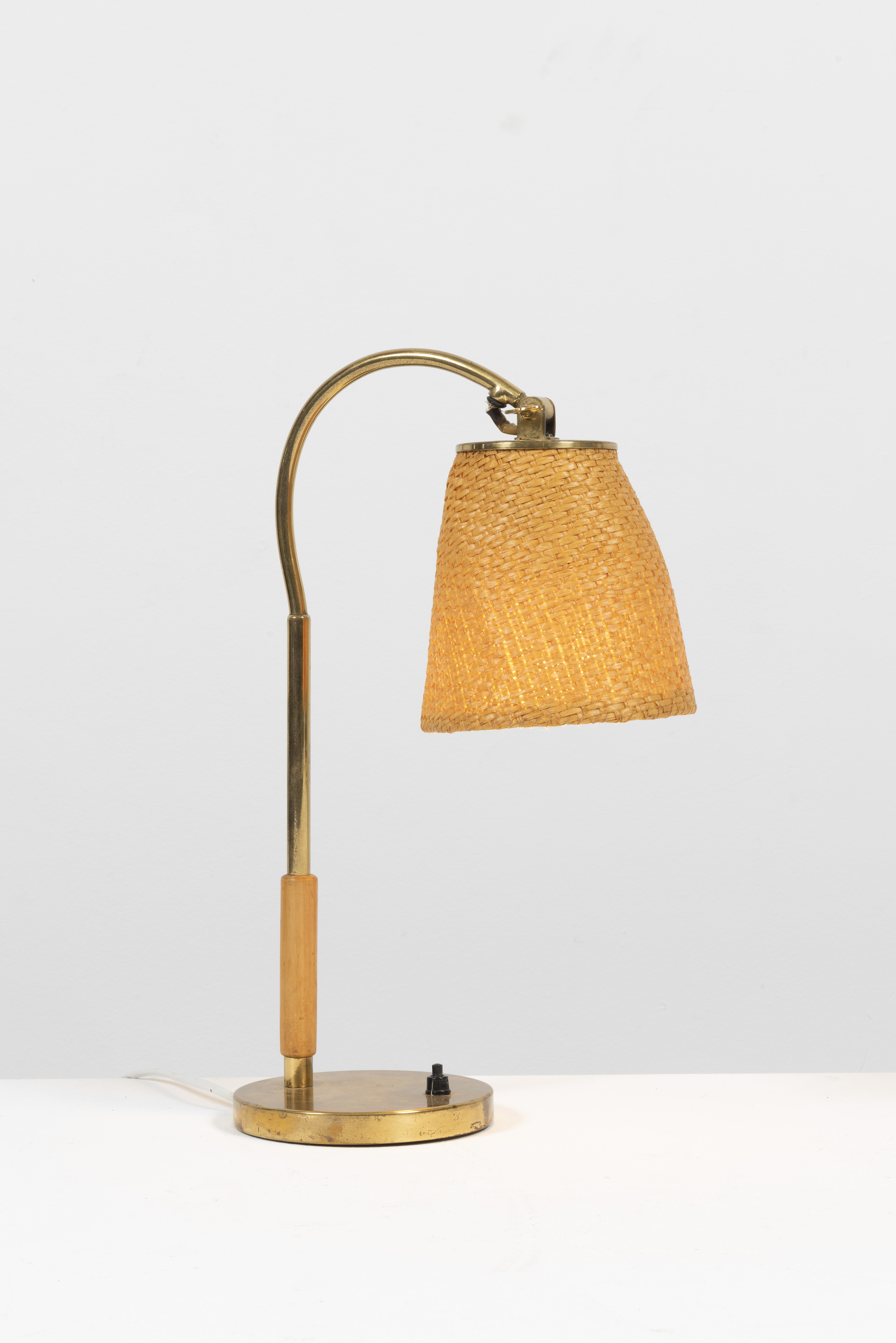 PAAVO TYNELL (1890-1973) Mod&#232;le 9201&#160;Lampe &#224; poserBase en laiton, f&#251;t en lai...