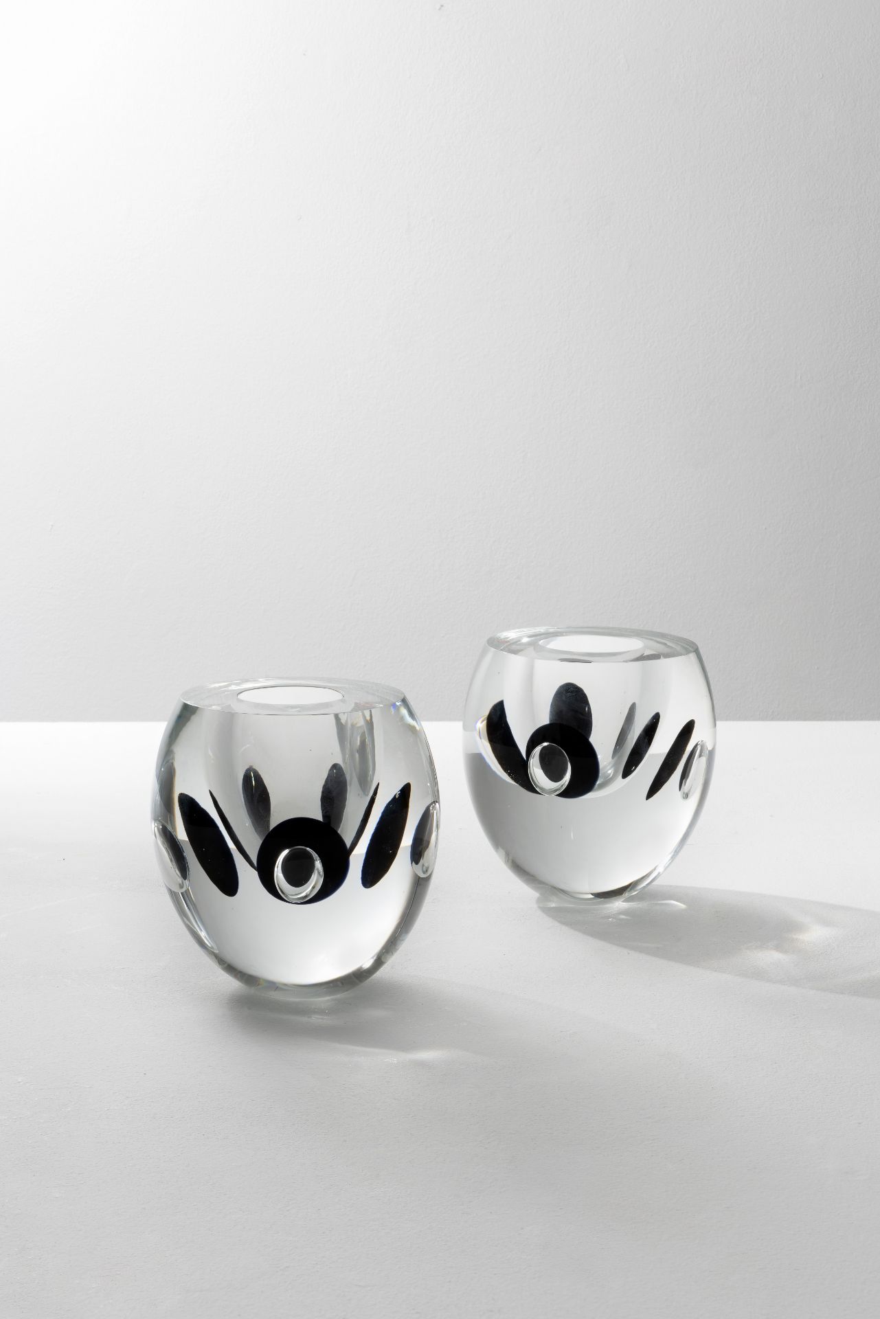 TIMO SARPANEVA (1926-2006) Mod. ClaritasPaire de vasesVerre et verre teint&#233; noir. Sign&#233...