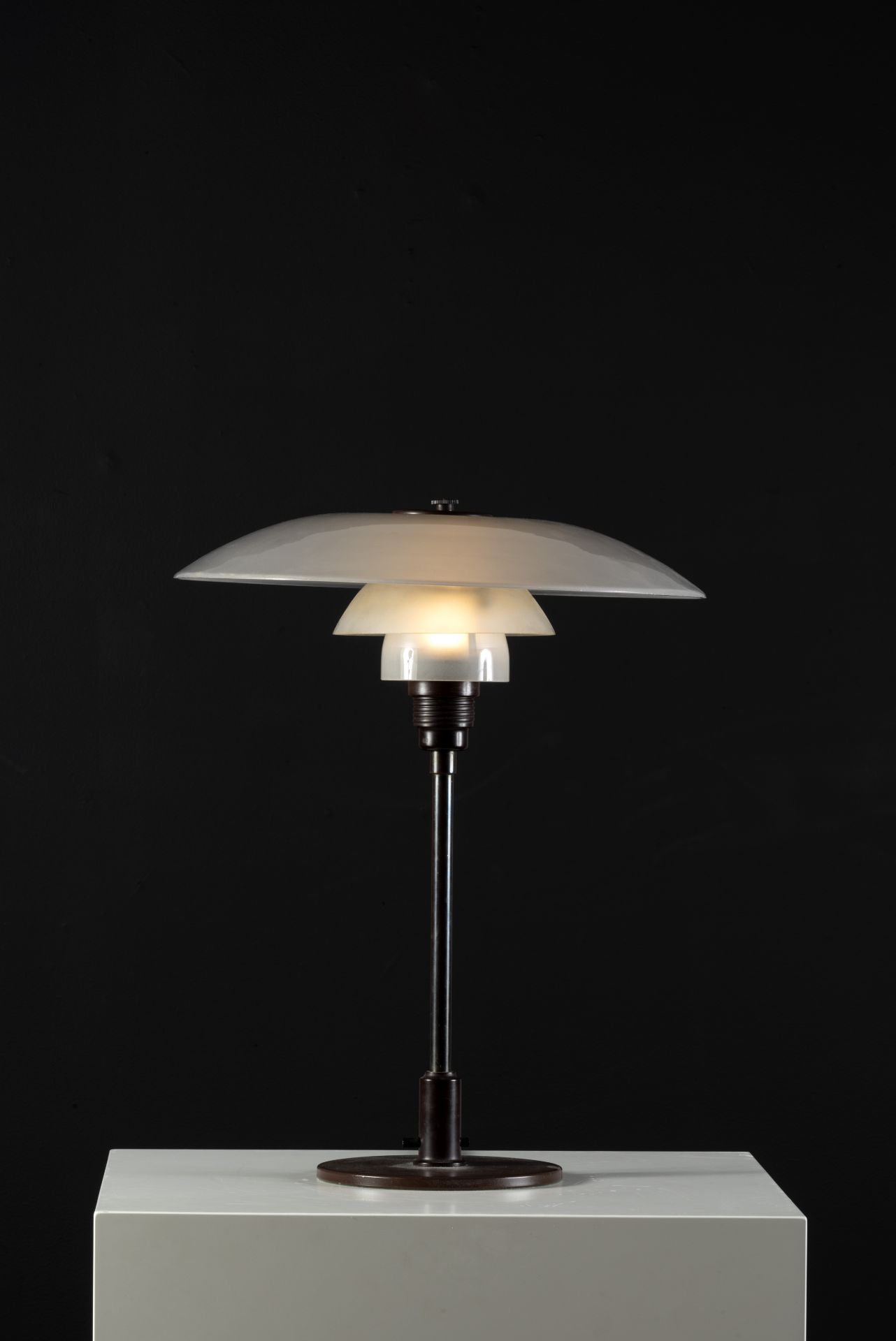 POUL HENNINGSEN (1894-1967) Mod. PH 4/3Lampe &#224; poserVerres d&#233;poli, bak&#233;lite et a...