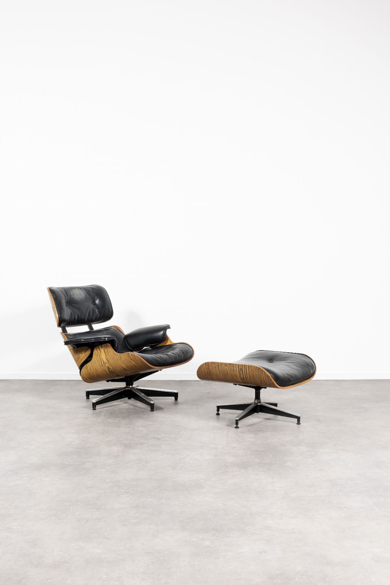 CHARLES EAMES (1907-1978) & RAY EAMES (1912-1988) Fauteuil et son repose-piedsContreplaqu&#233; ...