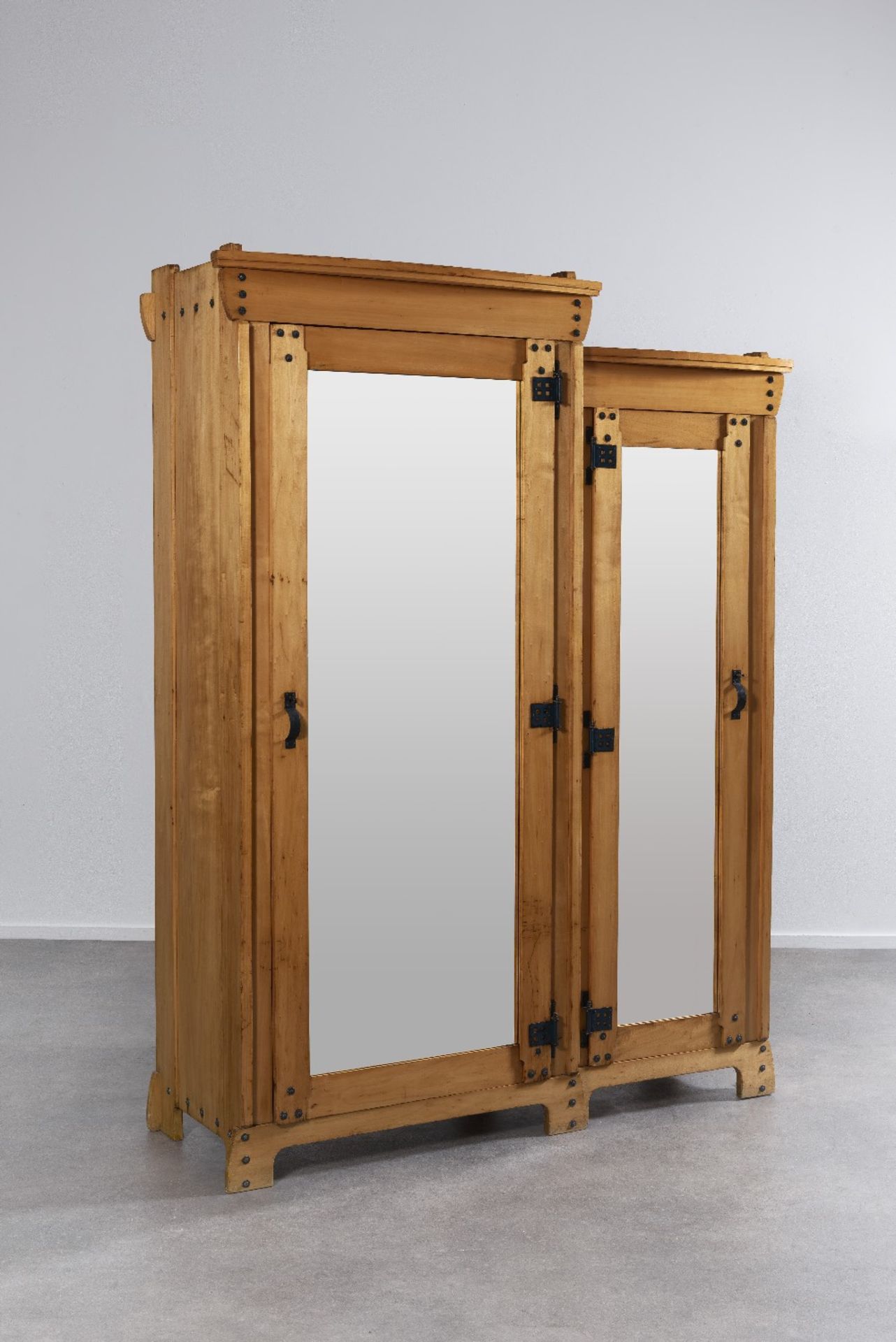 GUSTAVE SERRURIER BOVY (1858-1910) Mod. SilexDouble armoire - Ling&#232;rePeuplier et miroir, p...