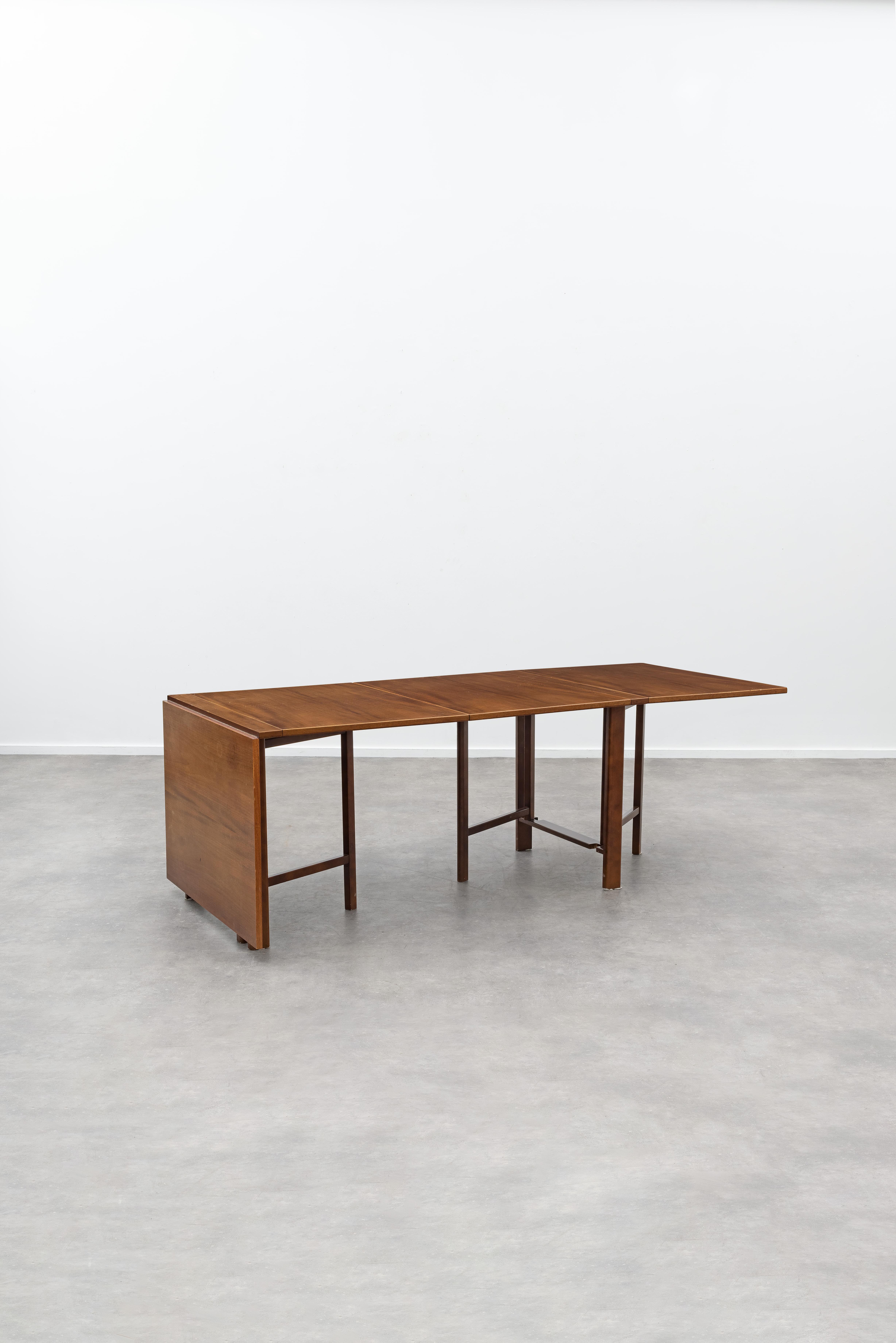 BRUNO&#160;MATHSSON&#160;(1907-1988) Mod. Maria FlapTable de salle &#224; manger enti&#232;reme...