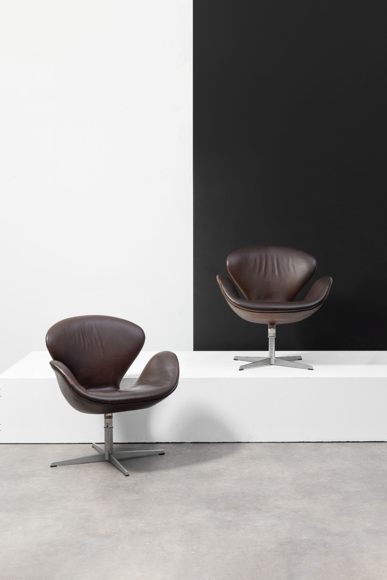 ARNE JACOBSEN (1902-1971) Mod. Swan '3320'Paire de fauteuilsCoque en fibre de verre moul&#233;e...