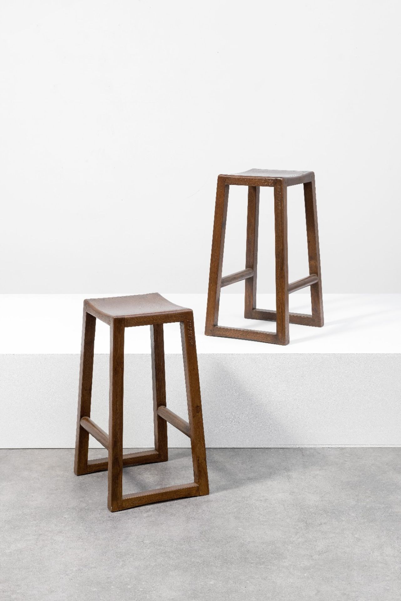 PIERRE JEANNERET (1896-1967) Mod. PJ-S1-56-APaire de tabourets hautsTeck. Marques peintes sur ch...