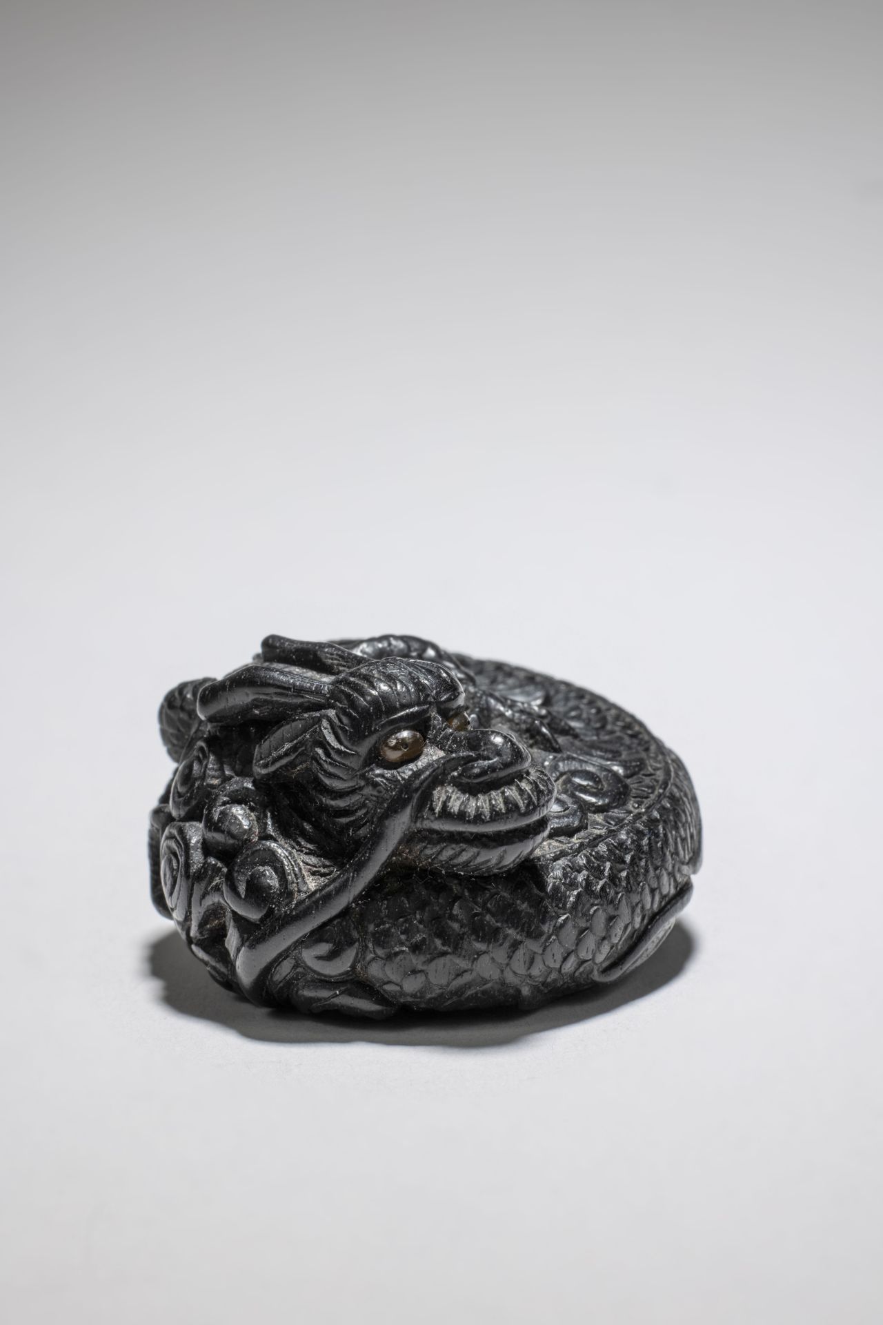 NETSUKE EN &#201;B&#200;NE REPR&#201;SENTANT UN DRAGON Par Hoei, XIXe si&#232;cle