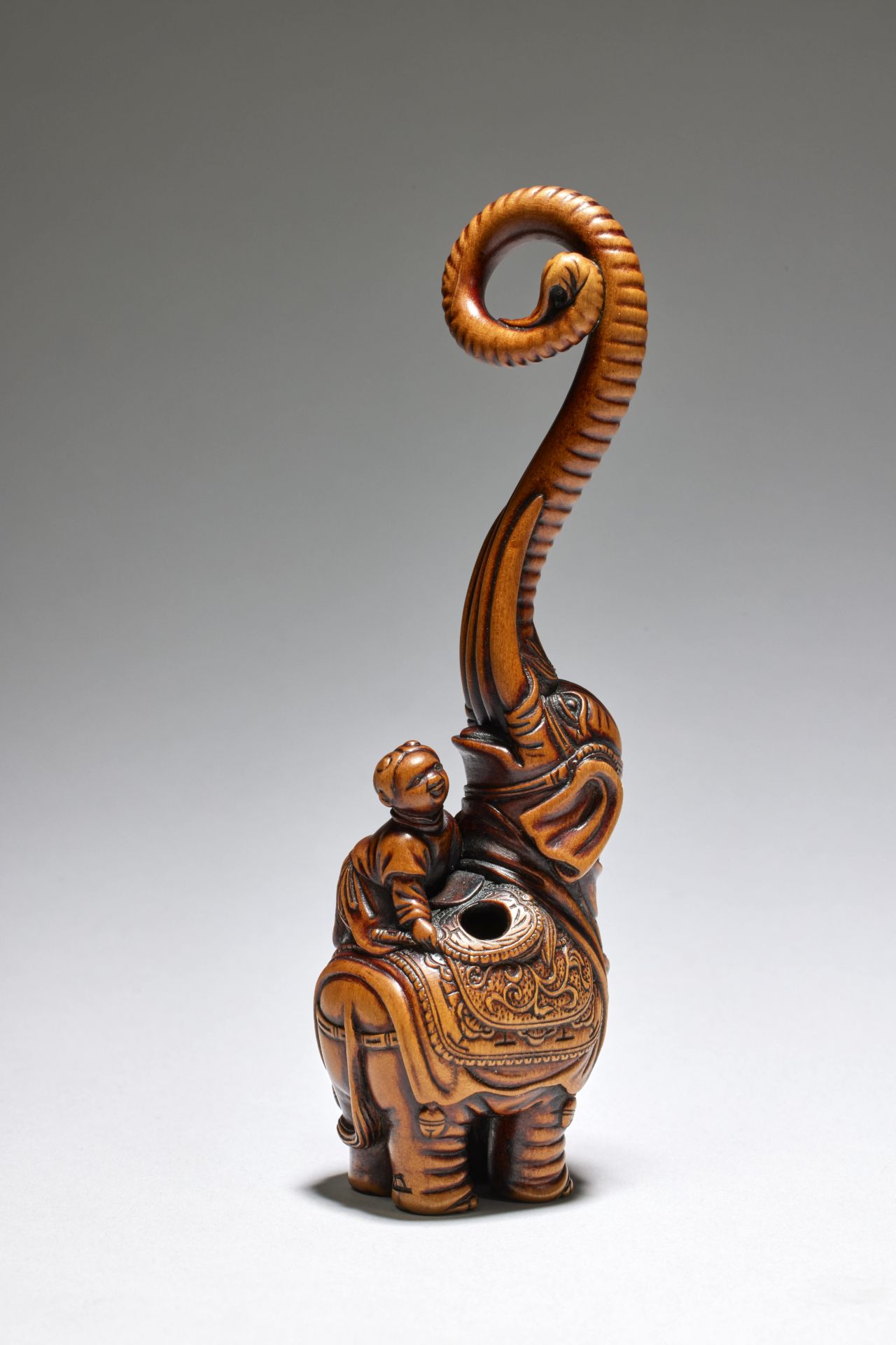 NETSUKE EN BOIS REPR&#201;SENTANT UN &#201;L&#201;PHANT ET UN KARAKO Par Tsuji, Osaka, mi-/fin d...