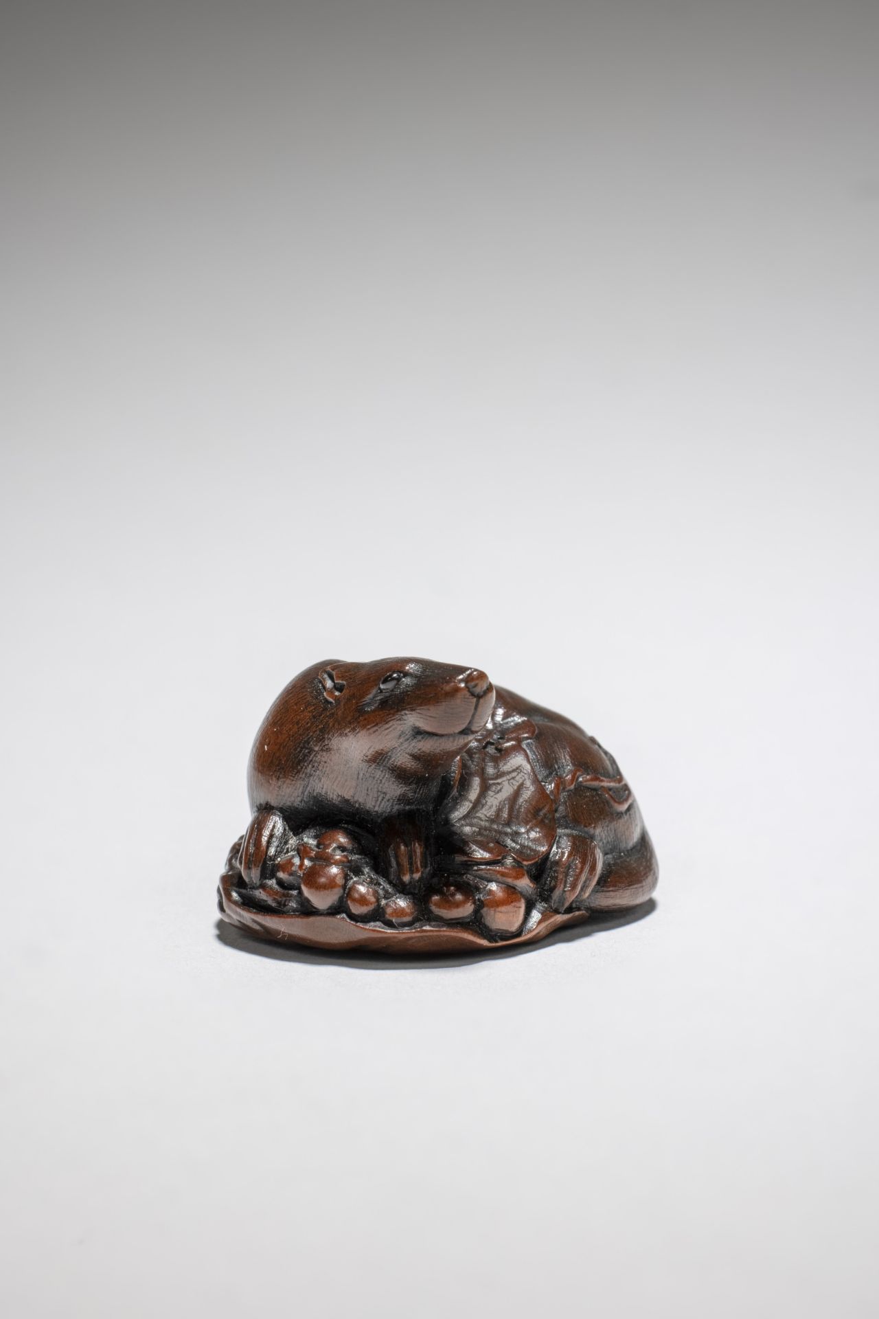 NETSUKE EN BOIS REPR&#201;SENTANT UN &#201;CUREUIL ET SES RAISINS Par Ichimin, Nagoya, XIXe si&#...