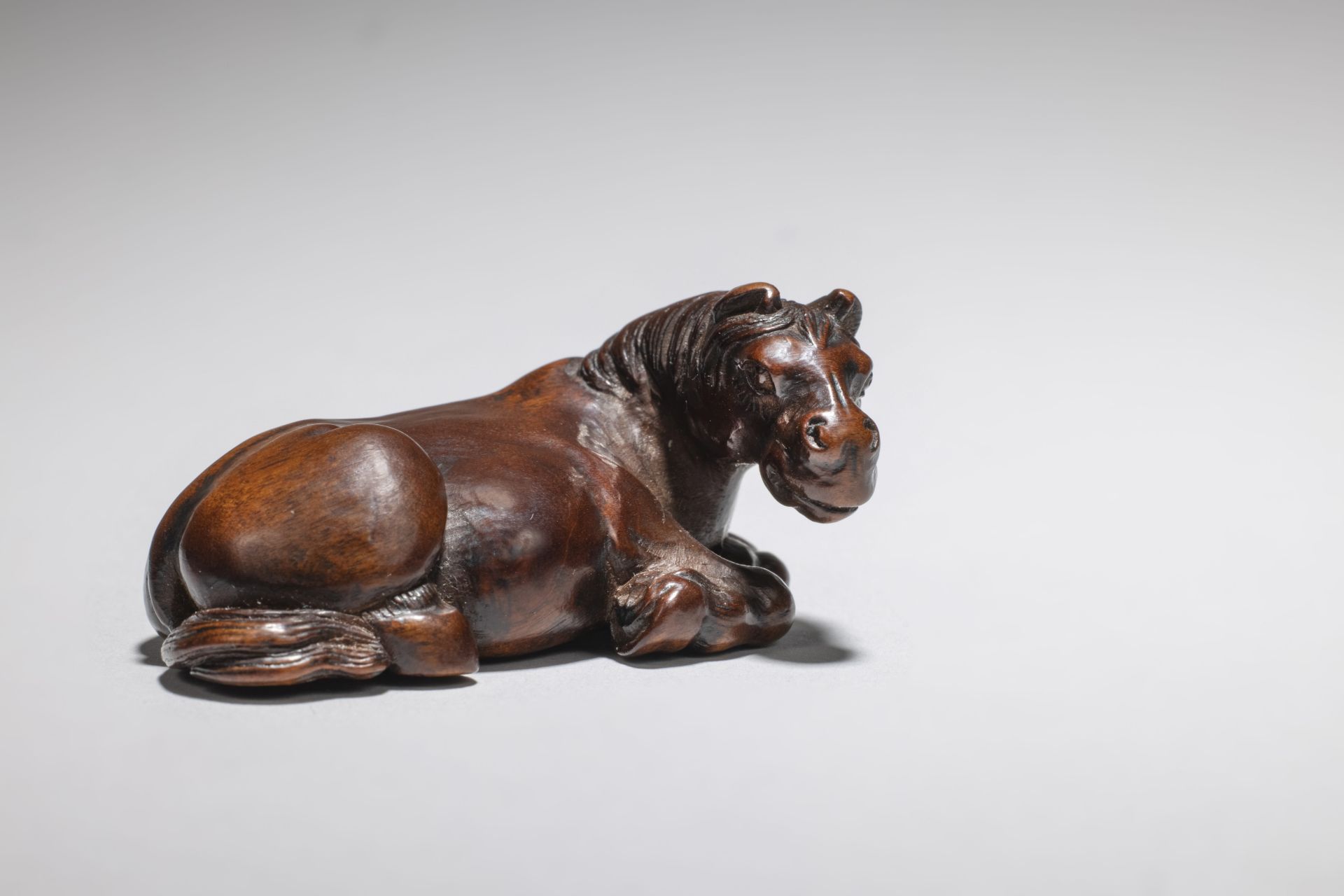 NETSUKE EN BOIS REPR&#201;SENTANT UN CHEVAL COUCH&#201; XIXe si&#232;cle