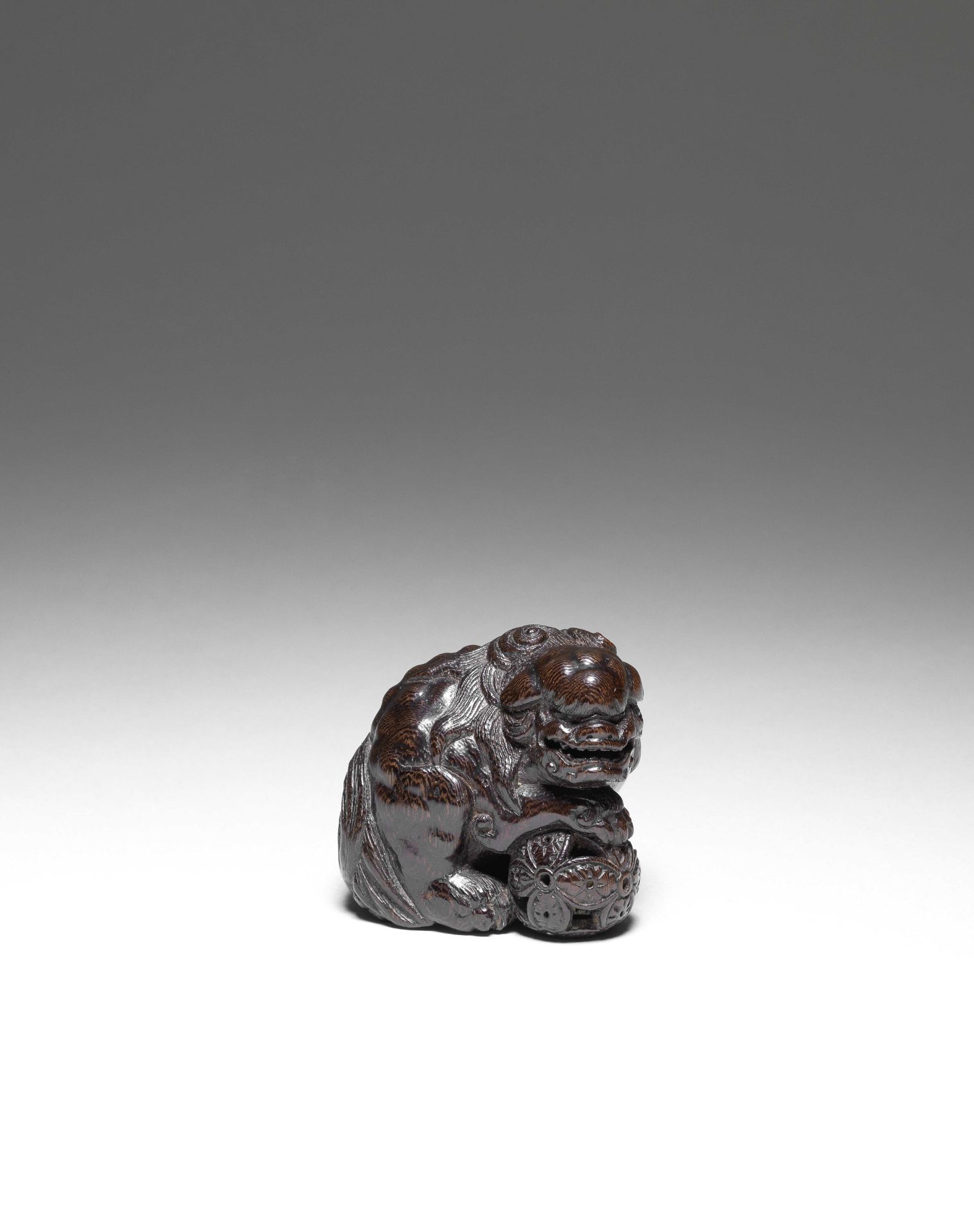 NETSUKE EN BOIS REPR&#201;SENTANT UN SHISHI Par Yusai, d&#233;but du XIXe si&#232;cle