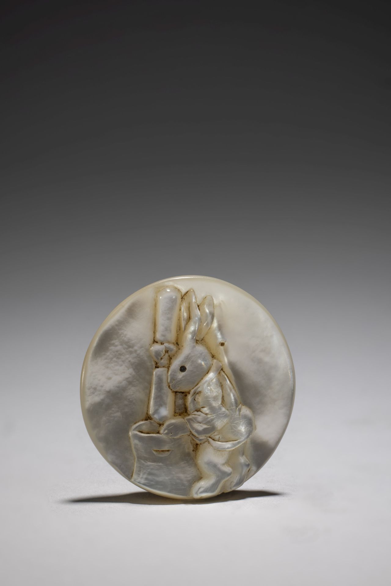 NETSUKE EN NACRE REPR&#201;SENTANT UN LAPIN PILANT LE MOCHI Par Ikkosai, mi-XIXe si&#232;cle