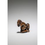 NETSUKE EN BOIS REPR&#201;SENTANT UNE AMA (P&#202;CHEUSE) ET UNE PIEUVRE Par Sugunoya Shoko, XIX...