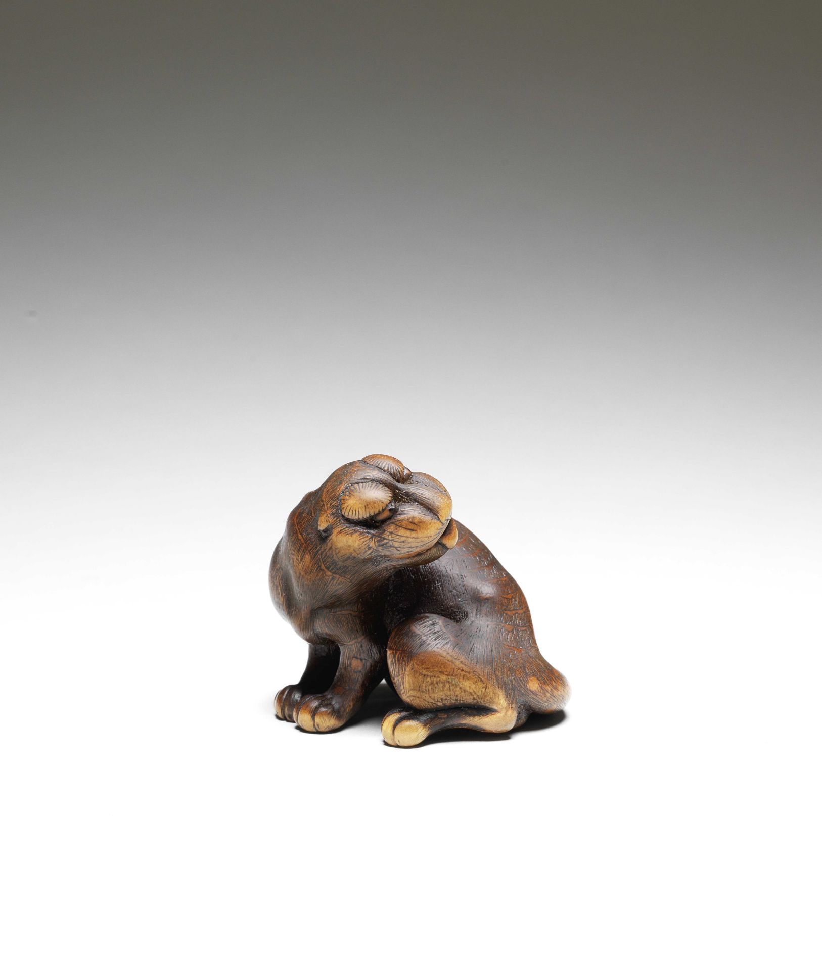 NETSUKE EN BOIS REPR&#201;SENTANT UN TIGRE Par Masanao, Kyoto, fin du XVIIIe si&#232;cle