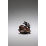 NETSUKE EN BOIS REPR&#201;SENTANT UN KAPPA SUR UNE PALOURDE Par Suketada, Takayama, Province de ...