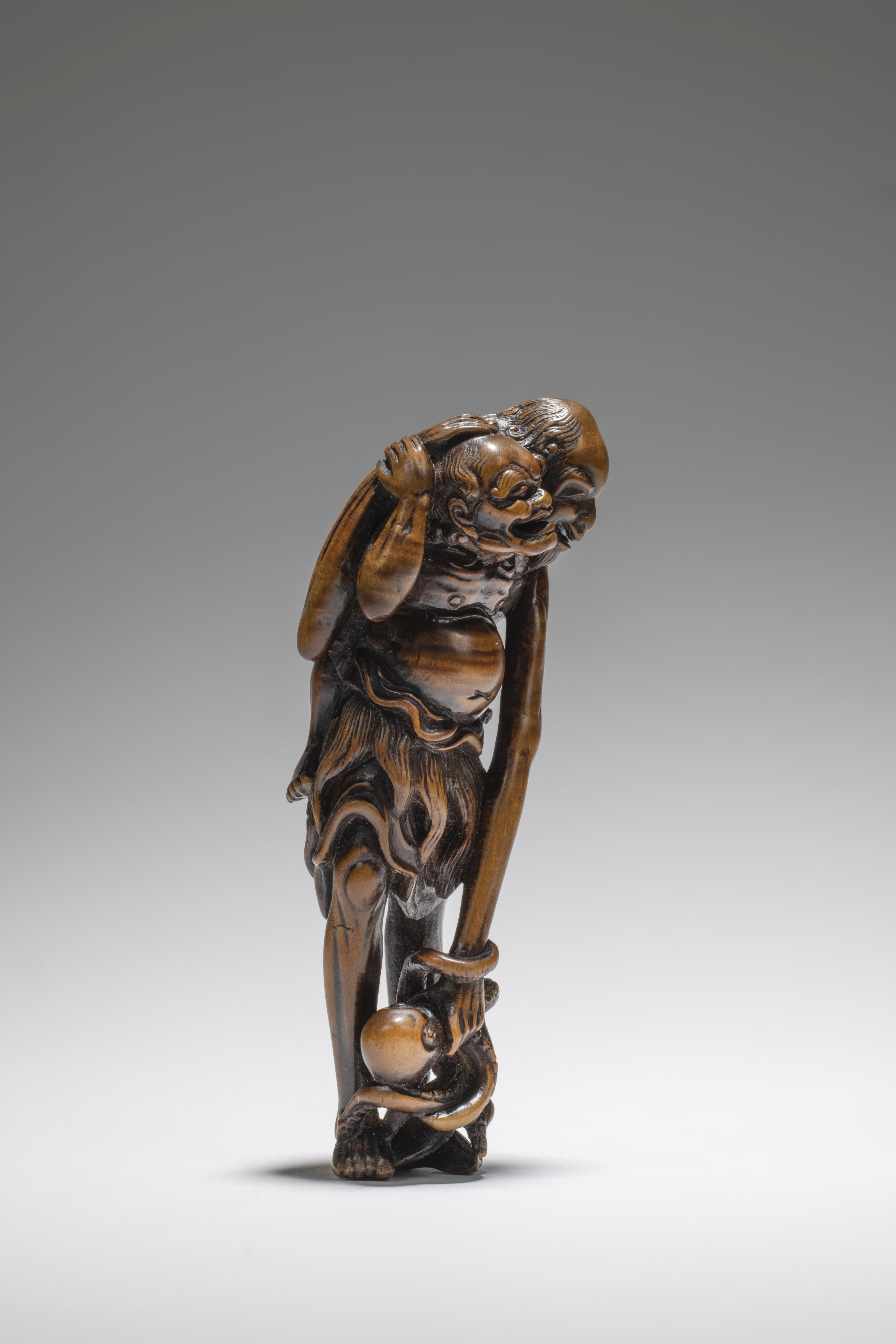 NETSUKE EN BOIS REPR&#201;SENTANT ASHINAGA ET TENAGA Fin du XVIIIe si&#232;cle