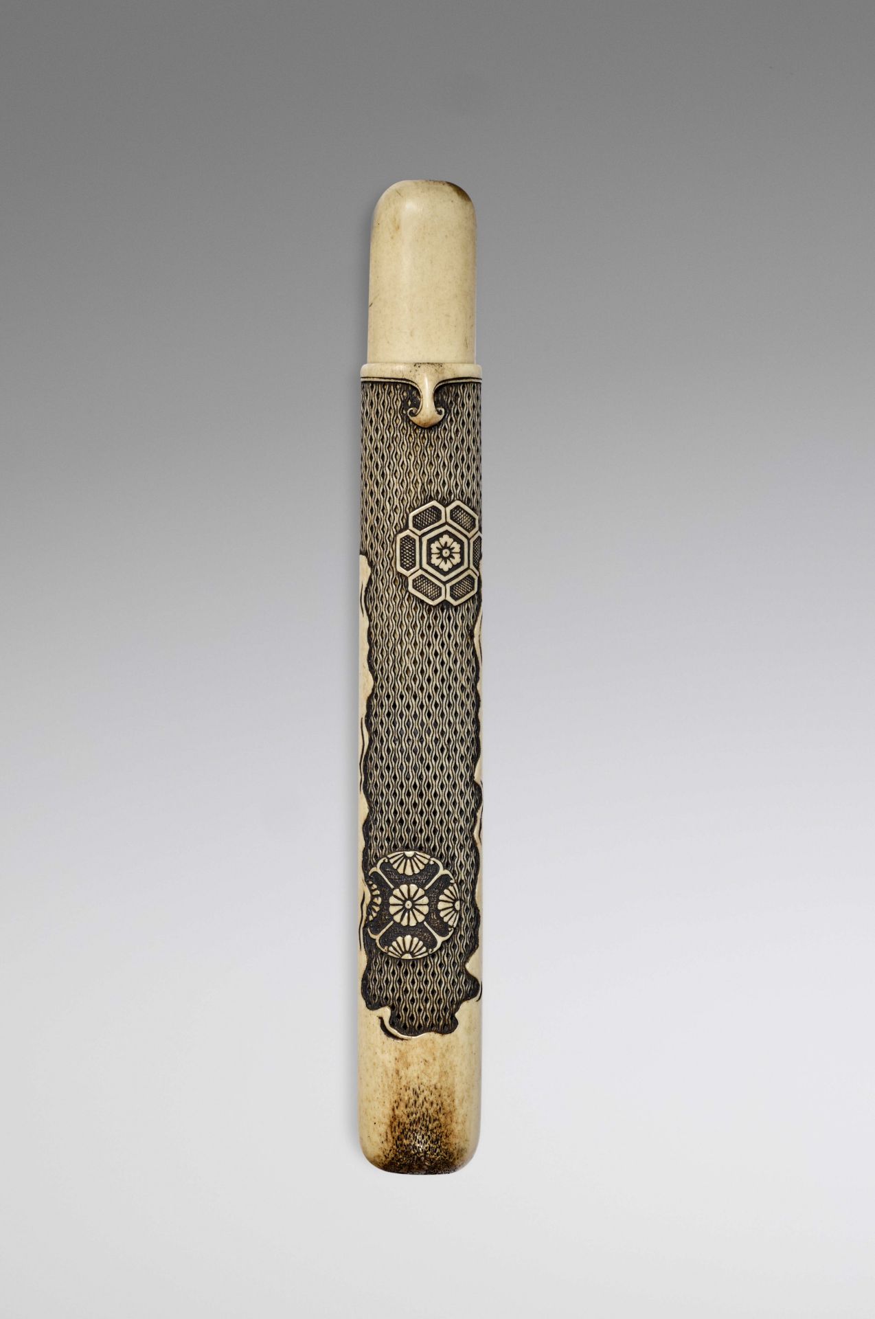 KISERUZUTSU (ETUI &#192; PIPE) EN BOIS DE CERF &#192; MOTIFS FLORAUX XIXe si&#232;cle