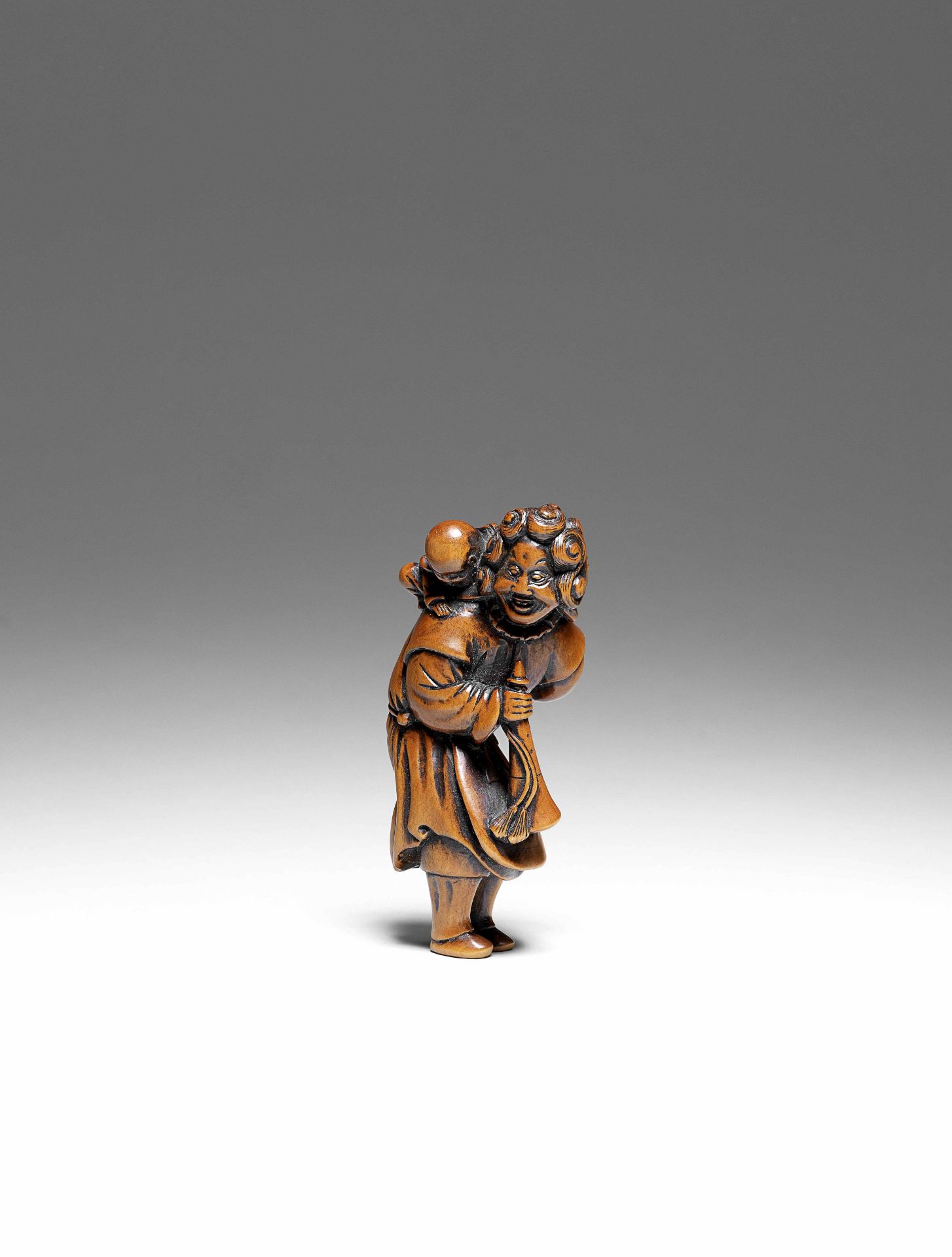 NETSUKE EN BOIS REPR&#201;SENTANT UN HOLLANDAIS AVEC UN ENFANT XVIIIe si&#232;cle