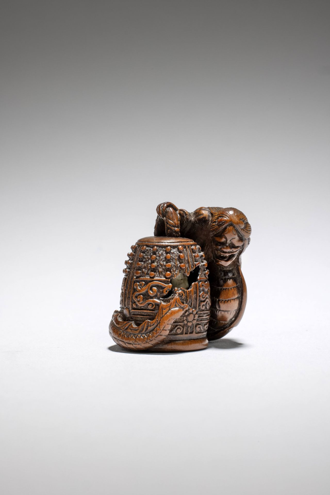 NETSUKE EN BOIS REPR&#201;SENTANT KIYOHIME ENTOURANT LA CLOCHE DU DOJOJI Par Tametaka, Nagoya, f...