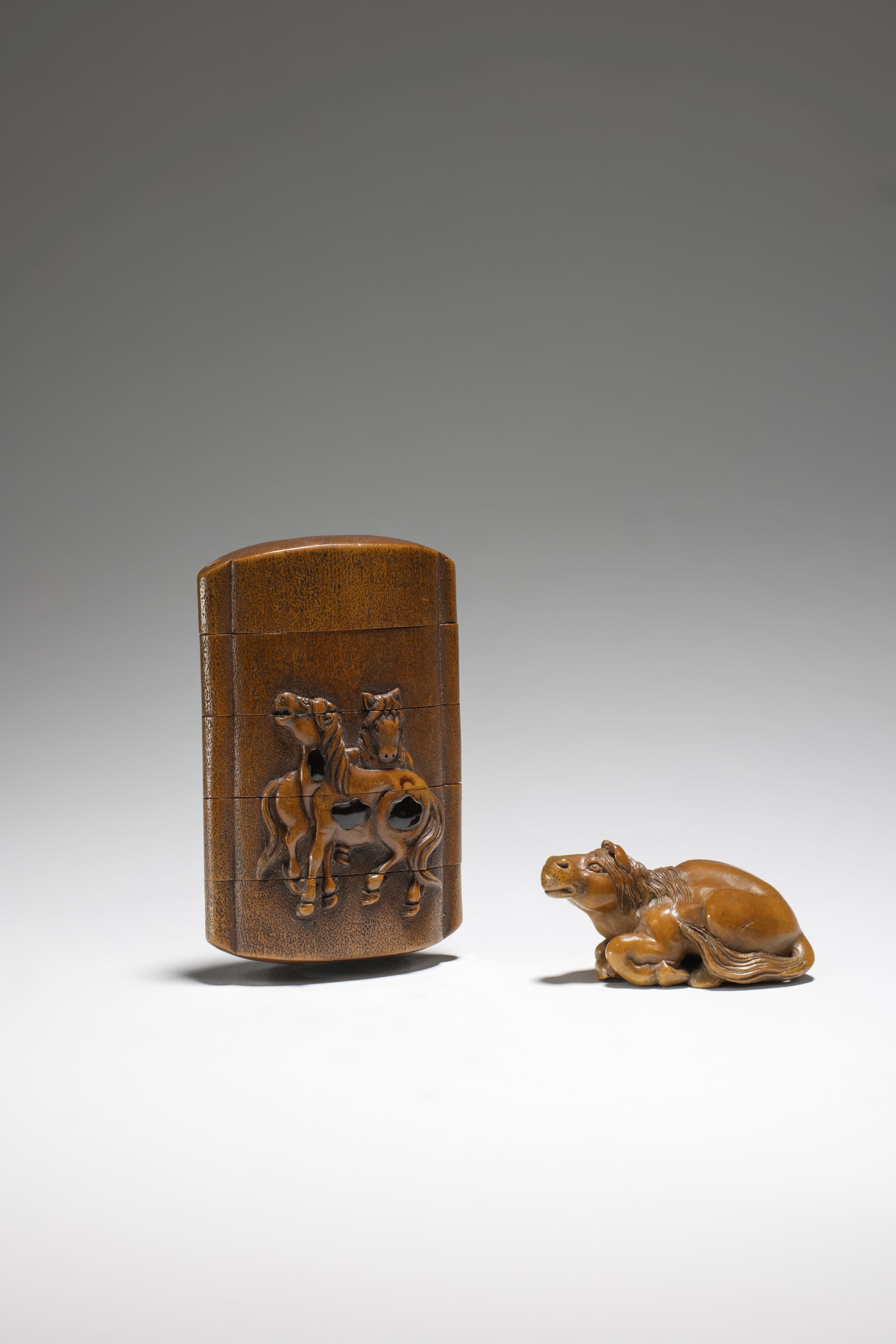 NETSUKE EN BOIS REPR&#201;SENTANT UN CHEVAL COUCH&#201; ET INRO EN BOIS &#192; QUATRE COMPARTIME...