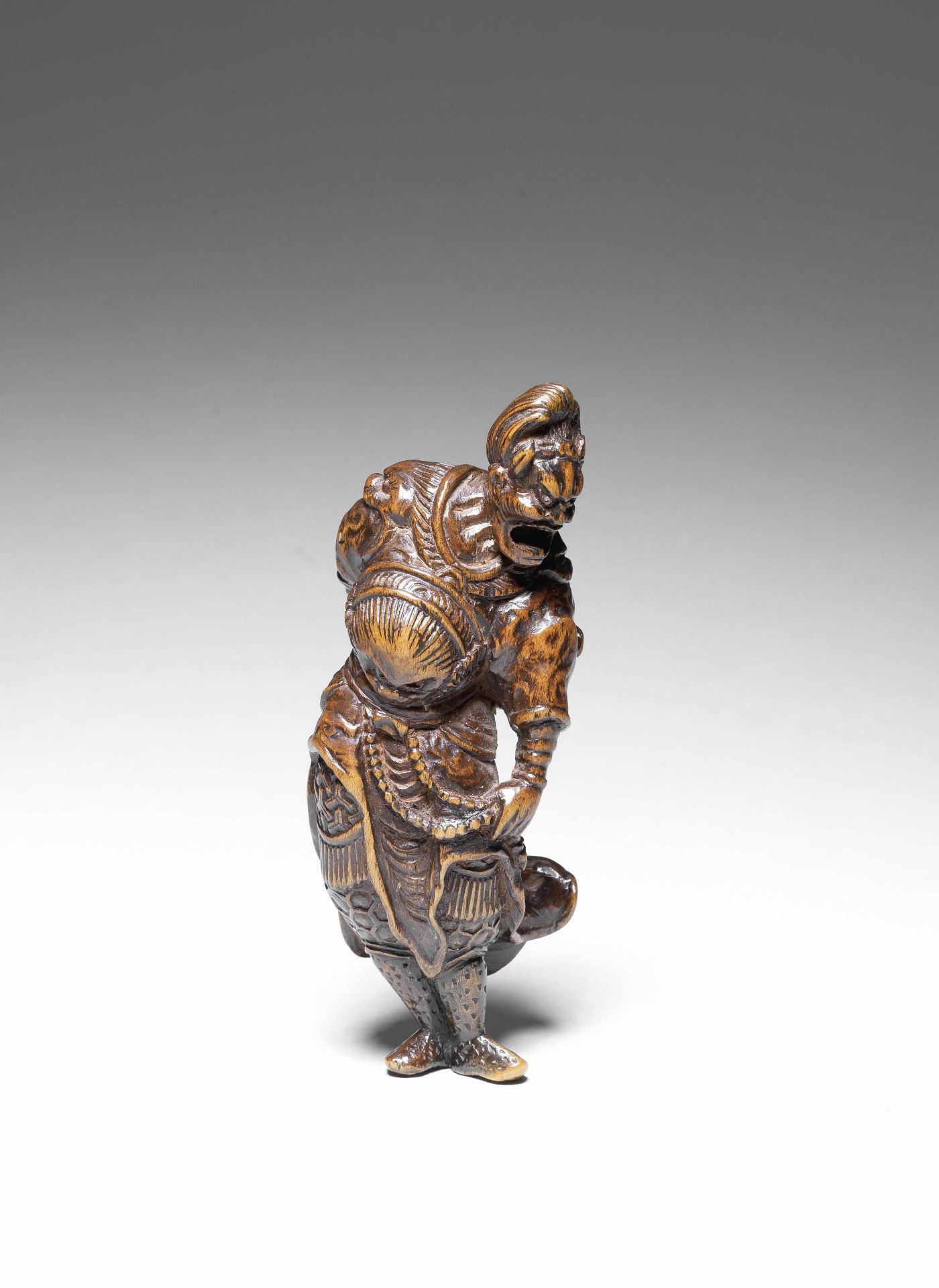 NETSUKE EN BOIS REPR&#201;SENTANT UN G&#201;N&#201;RAL CHINOIS Fin du XVIIIe si&#232;cle