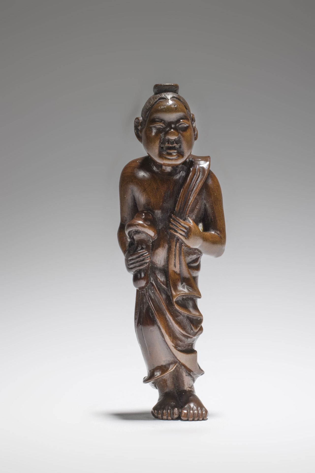 NETSUKE EN BOIS REPR&#201;SENTANT UN HOMMME SOURIANT Fin du XVIIIe si&#232;cle