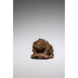 NETSUKE EN BOIS REPR&#201;SENTANT SHOKI ET UN ONI Par Okutoshi, XIXe si&#232;cle