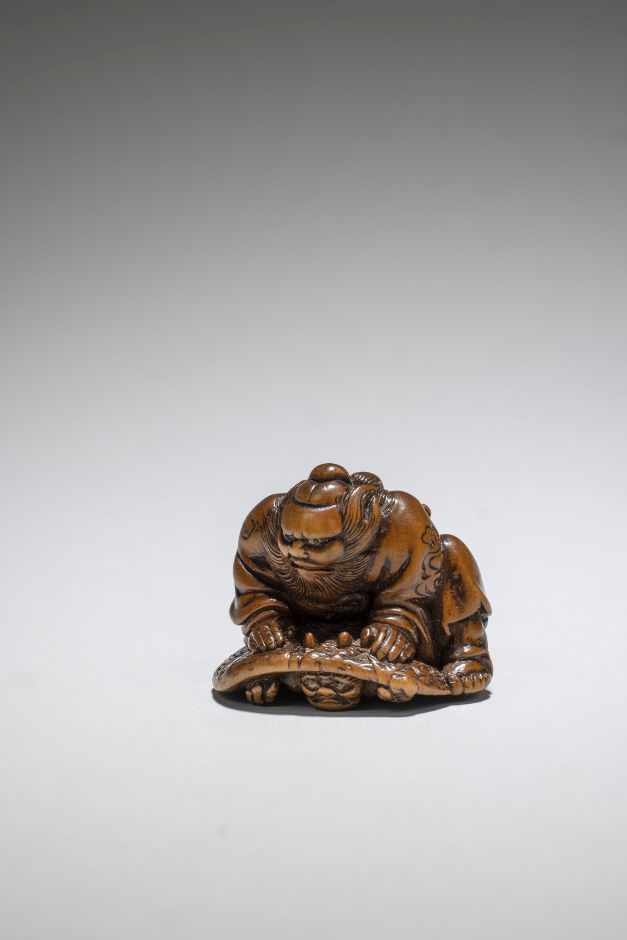 NETSUKE EN BOIS REPR&#201;SENTANT SHOKI ET UN ONI Par Okutoshi, XIXe si&#232;cle