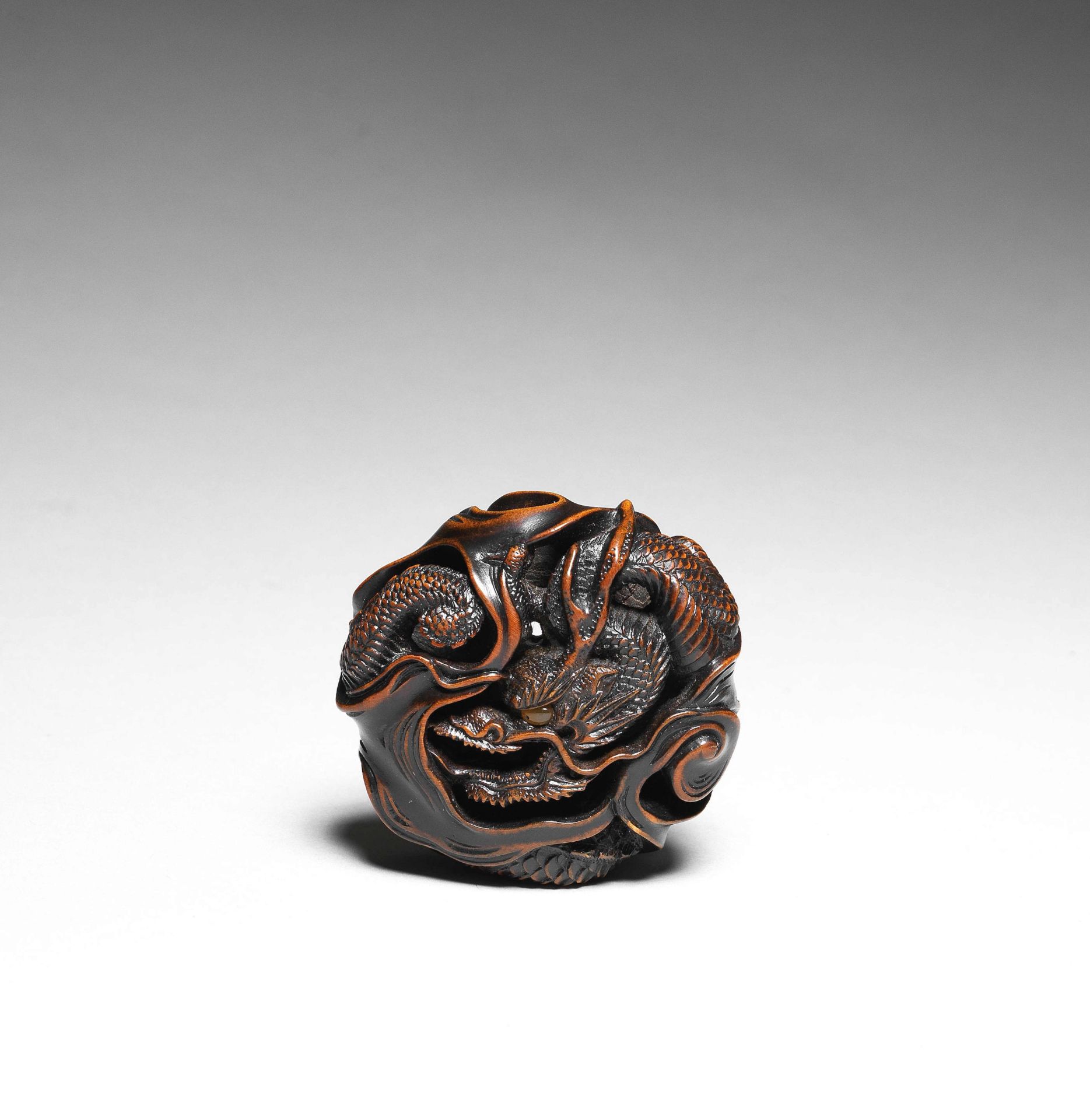 MANJU NETSUKE EN BOIS REPR&#201;SENTANT UN DRAGON Par Naito Toyomasa (1773-1856), Tanba, milieu ...