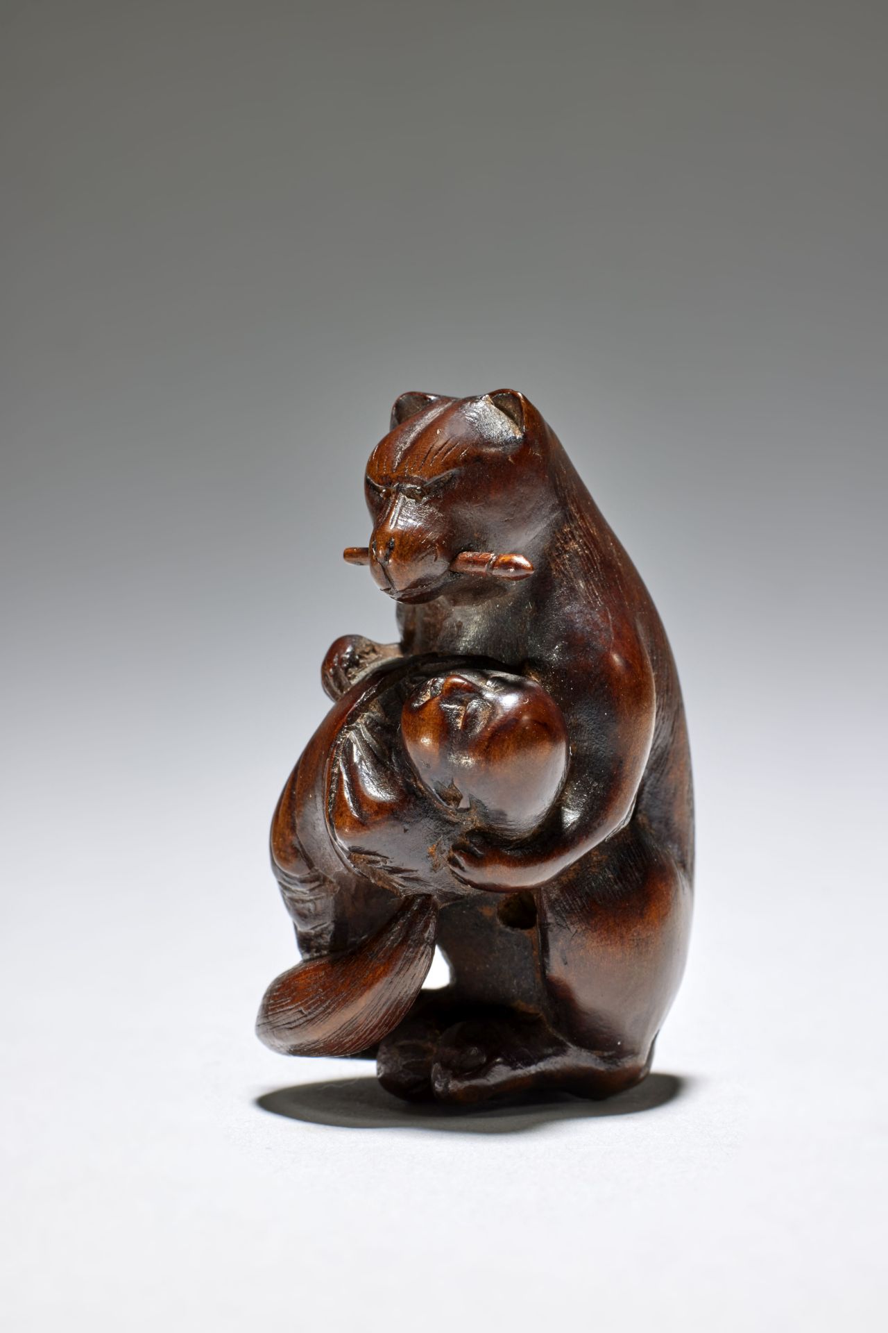 NETSUKE EN BOIS REPR&#201;SENTANT KUZUNOHA Par Tadatoshi, d&#233;but du XIXe si&#232;cle