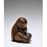 NETSUKE EN BOIS REPR&#201;SENTANT UN SHOJO ENDORMI Par Tadatoshi, Nagoya, XIXe si&#232;cle