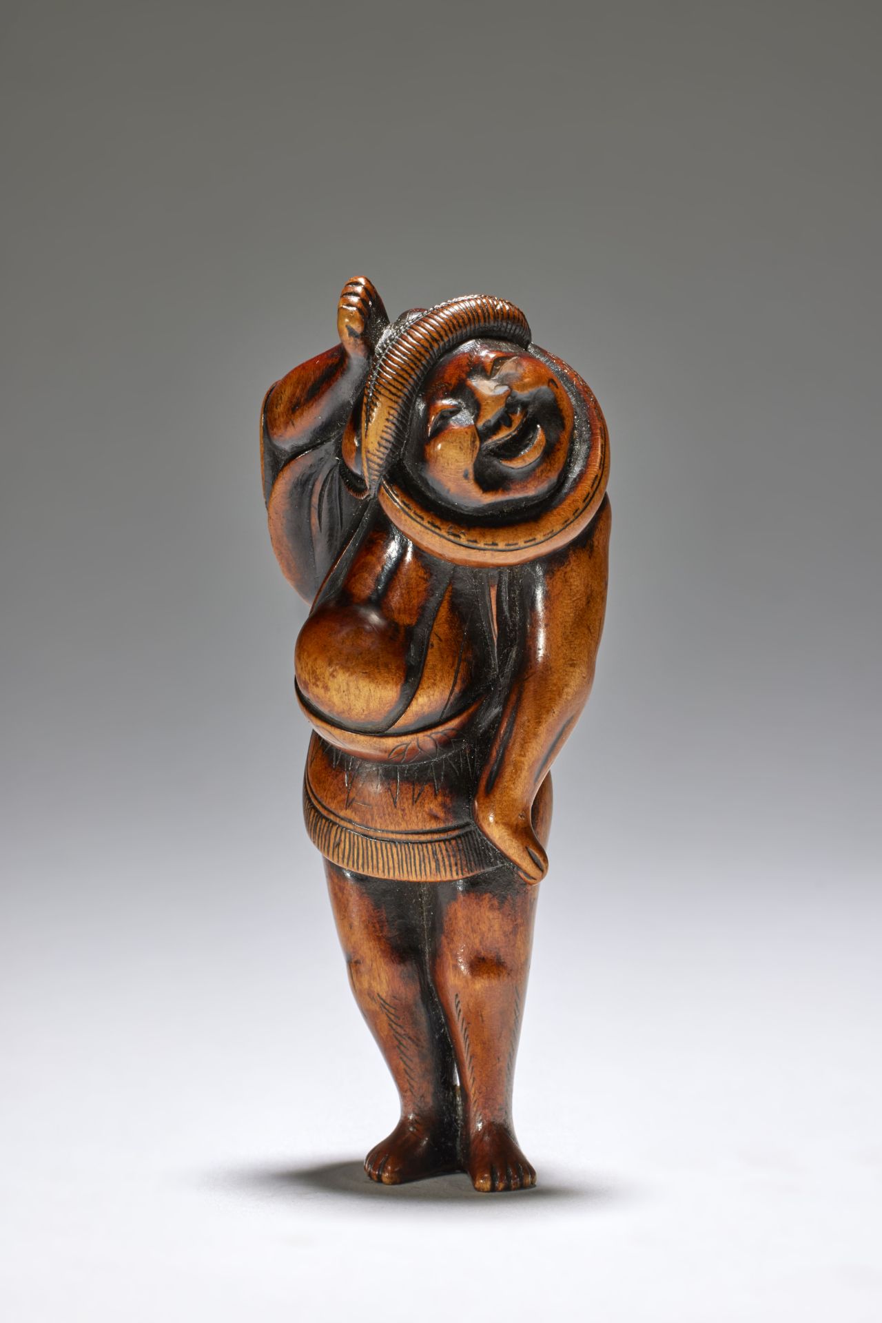 NETSUKE EN BOIS D'UN YAKKO EX&#201;CUTANT LA DANSE DES MOINEAUX Fin du XVIIIe si&#232;cle