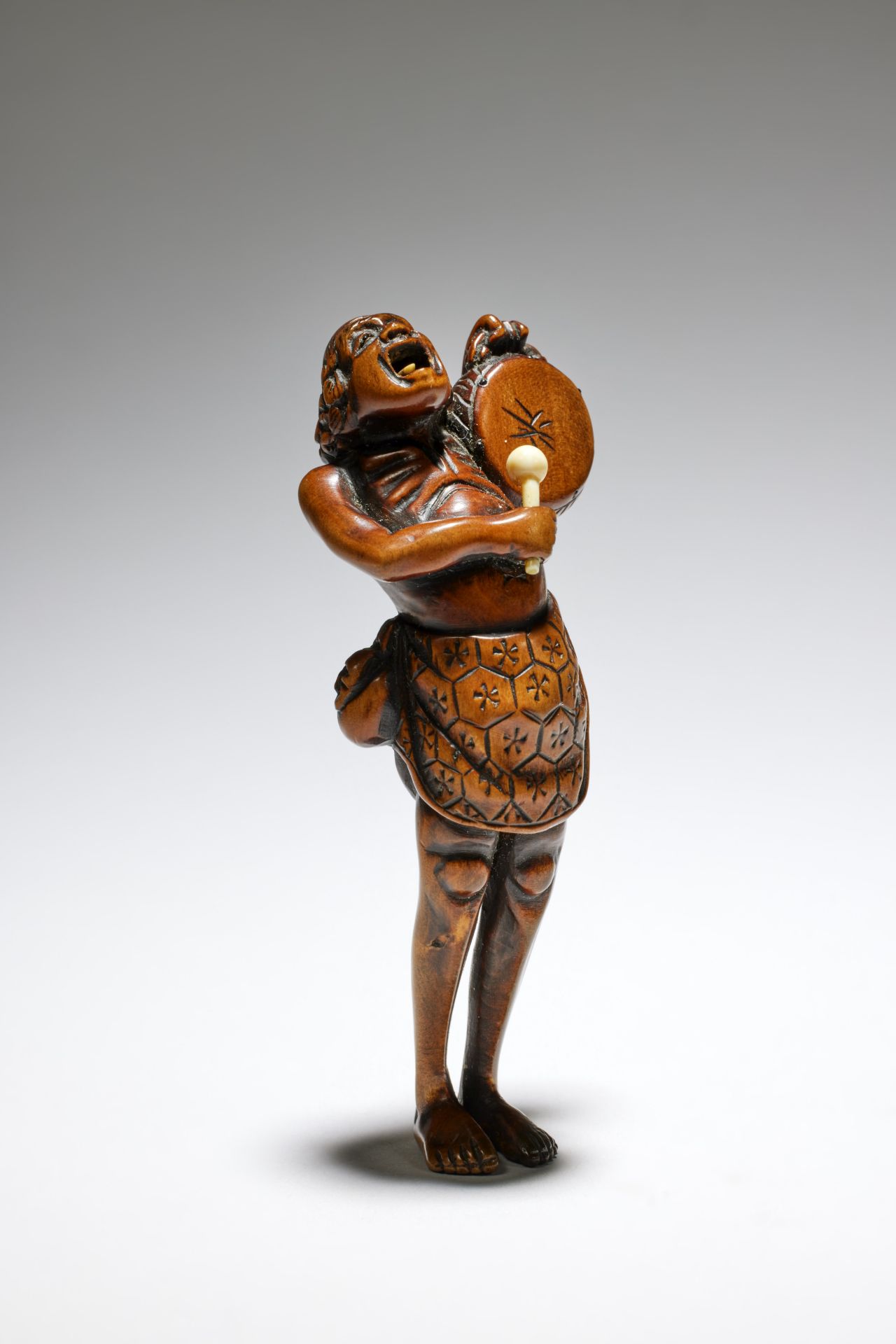 NETSUKE EN BOIS REPR&#201;SENTANT M&#201;LAN&#201;SIEN Fin du XVIIIe/d&#233;but du XIXe si&#232;cle