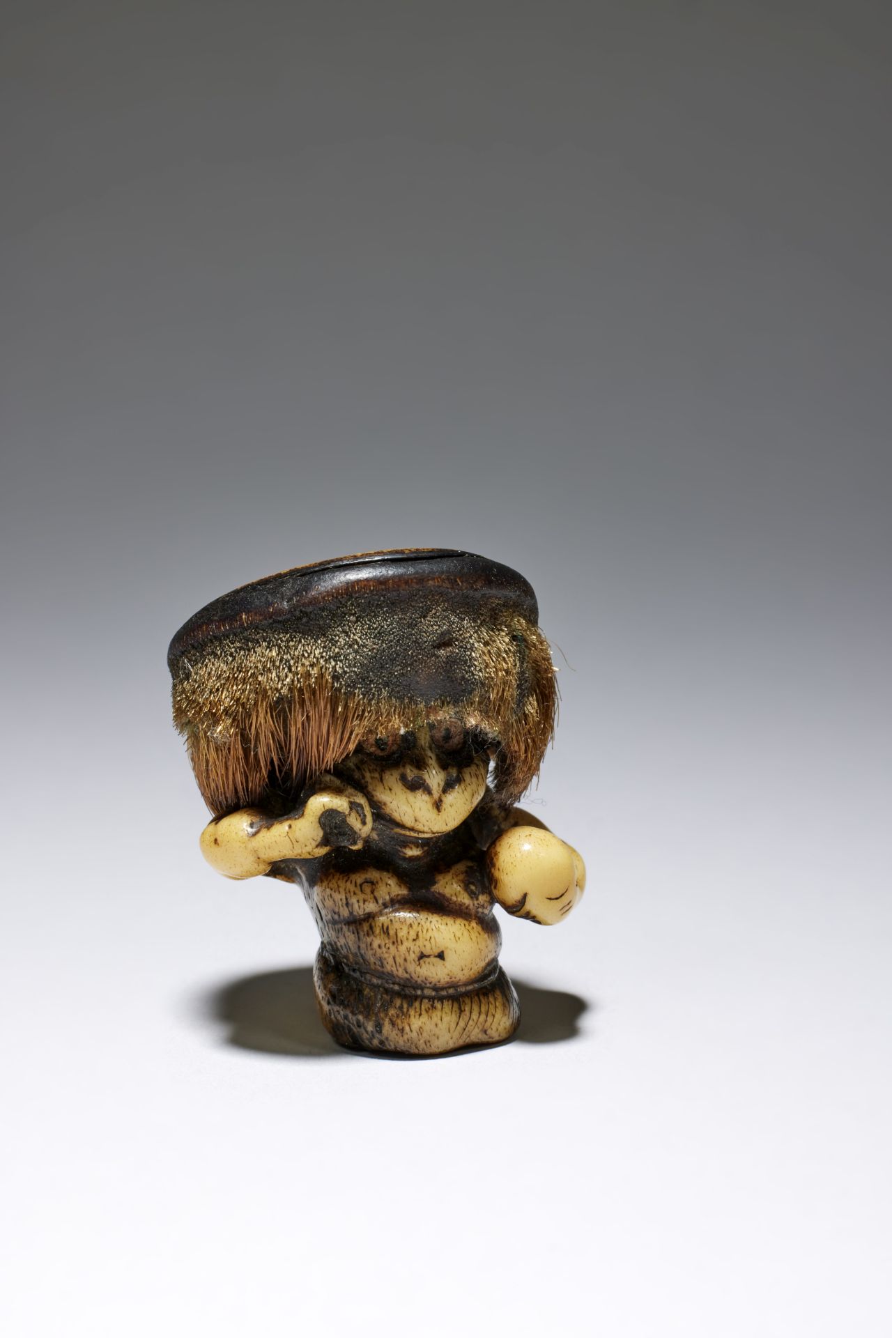 NETSUKE EN BOIS DE CERF REPR&#201;SENTANT UN KAPPA XIXe si&#232;cle