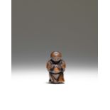 NETSUKE EN BOIS REPRES&#201;NTANT UN ENFANT TENANT UN MASQUE Par Masanao, Kyoto, fin du XVIIIe s...