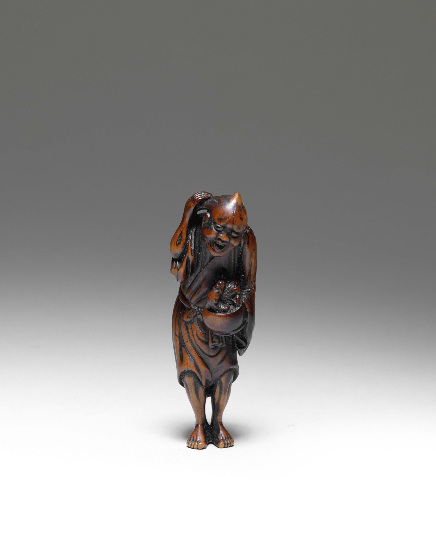 NETSUKE EN BOIS REPR&#201;SENTANT CHINNAN SENNIN AVEC UN DRAGON DANS UN BOL Fin du XVIIIe/d&#233...