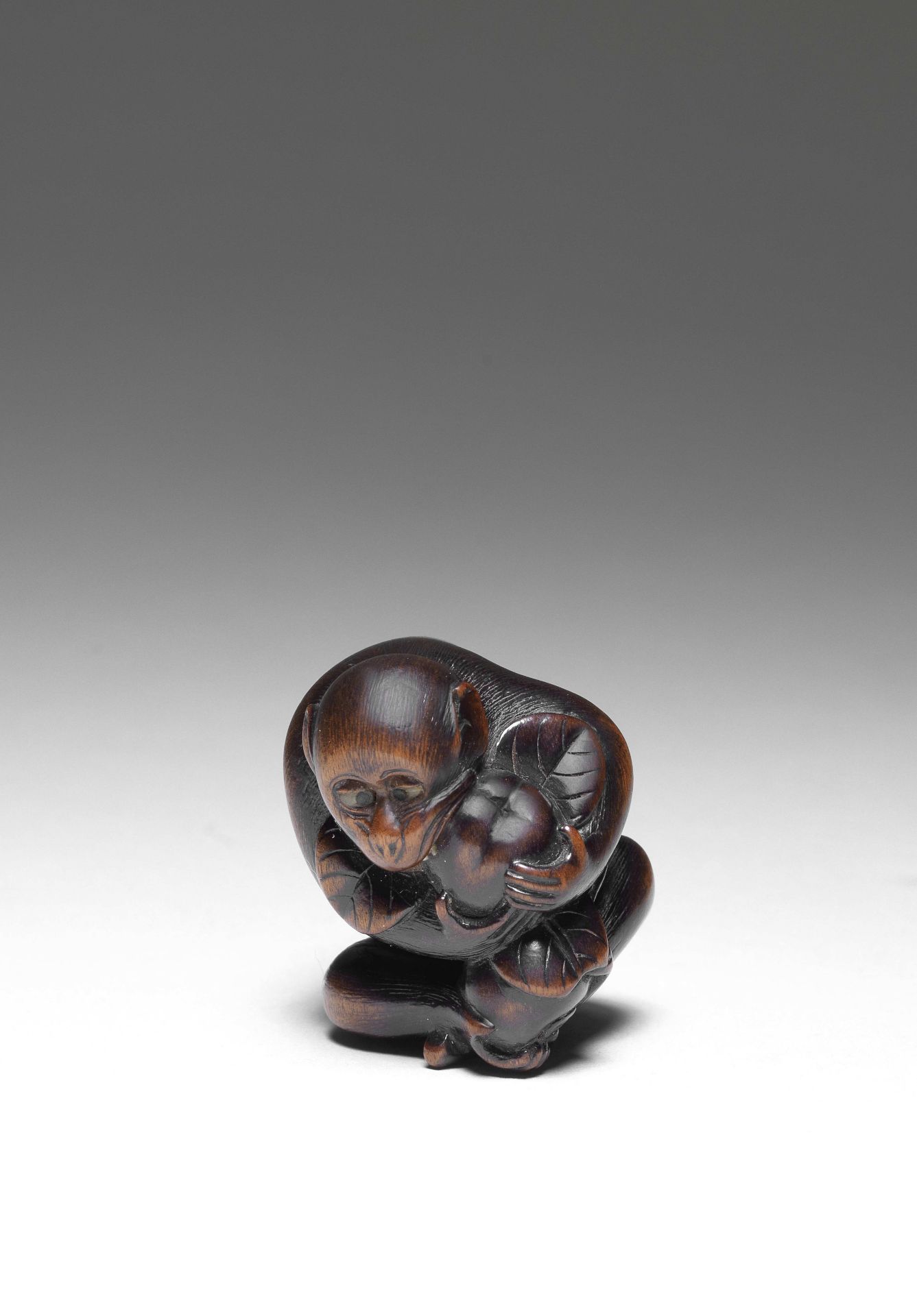 NETSUKE EN BOIS REPR&#201;SENTANT UN SINGE MANGEANT UNE P&#202;CHE Par Tomokazu, Gifu, d&#233;bu...